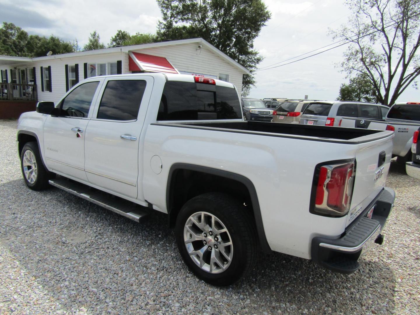 2016 WHITE GMC Sierra 1500 SLT Crew Cab Long Box 4WD (3GTU2NEC7GG) with an 5.3L V8 OHV 16V engine, Automatic transmission, located at 15016 S Hwy 231, Midland City, AL, 36350, (334) 983-3001, 31.306210, -85.495277 - Photo#4