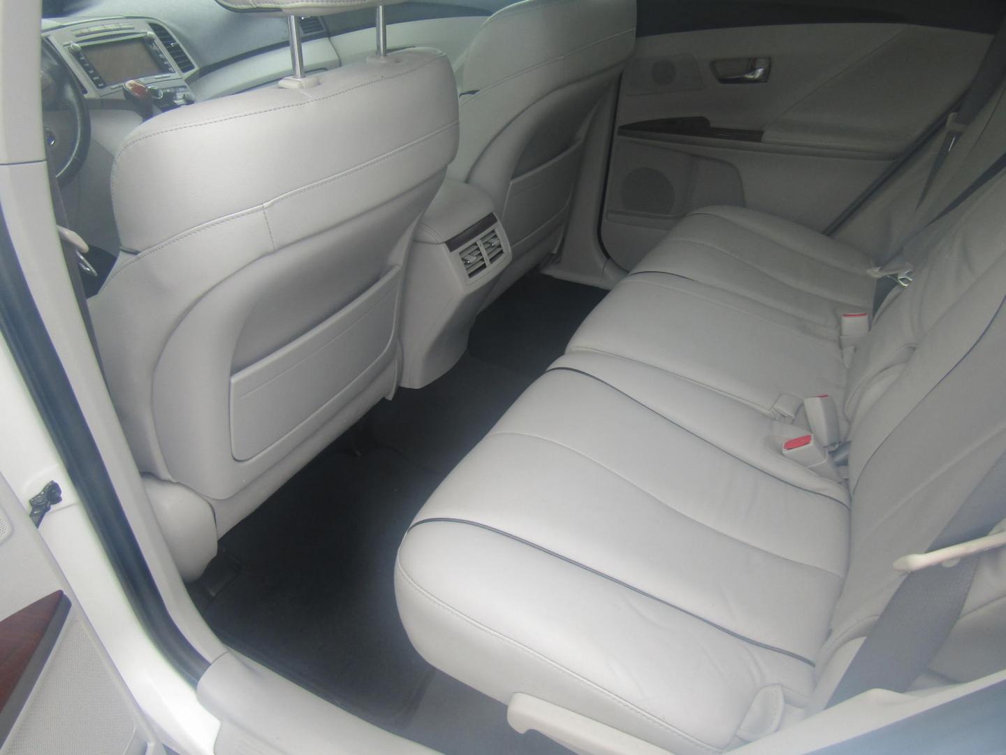 2011 WHITE Toyota Venza FWD V6 (4T3ZK3BB3BU) with an 3.5L V6 DOHC 24V engine, Automatic transmission, located at 15016 S Hwy 231, Midland City, AL, 36350, (334) 983-3001, 31.306210, -85.495277 - Photo#2