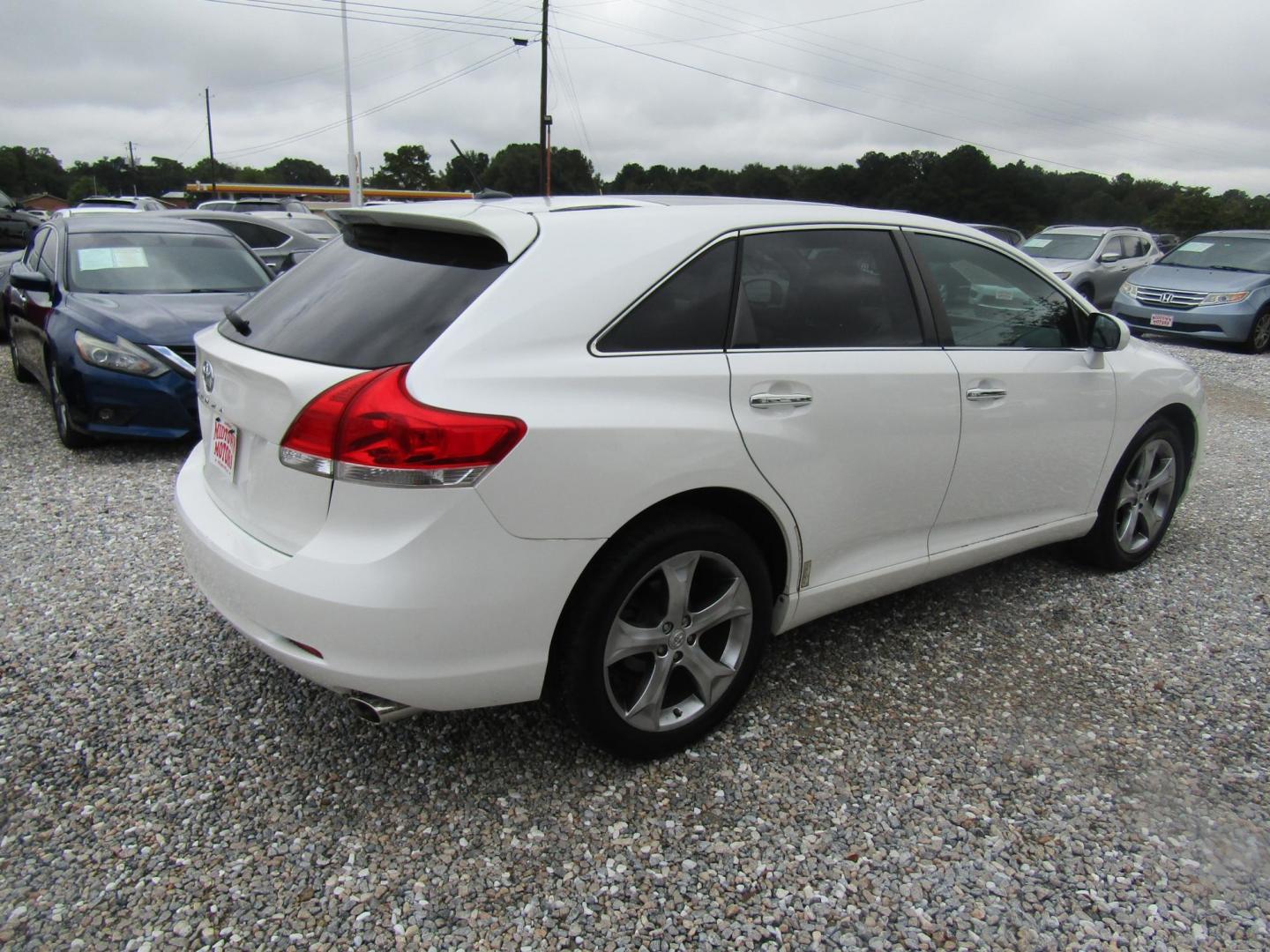 2011 WHITE Toyota Venza FWD V6 (4T3ZK3BB3BU) with an 3.5L V6 DOHC 24V engine, Automatic transmission, located at 15016 S Hwy 231, Midland City, AL, 36350, (334) 983-3001, 31.306210, -85.495277 - Photo#5