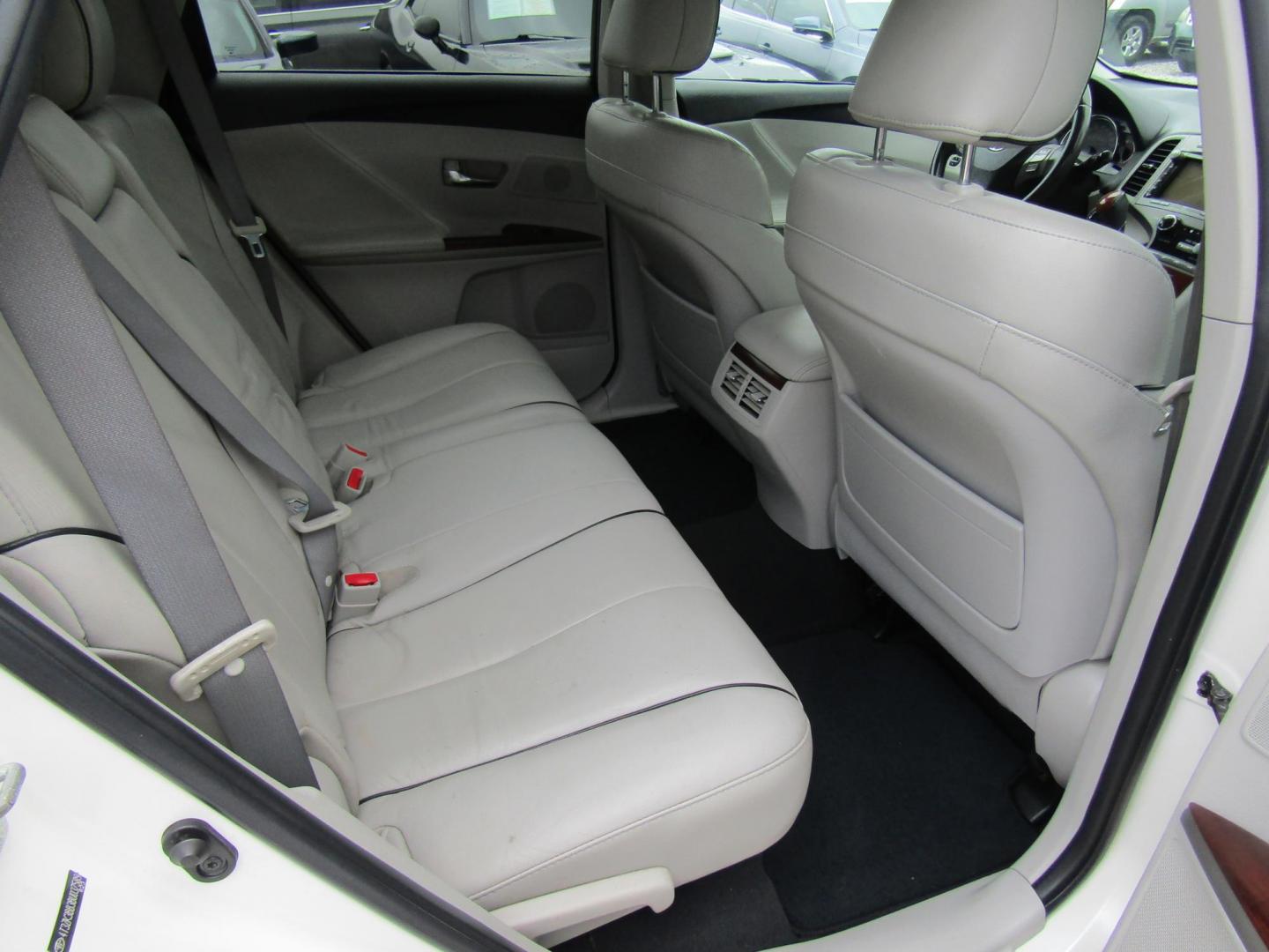 2011 WHITE Toyota Venza FWD V6 (4T3ZK3BB3BU) with an 3.5L V6 DOHC 24V engine, Automatic transmission, located at 15016 S Hwy 231, Midland City, AL, 36350, (334) 983-3001, 31.306210, -85.495277 - Photo#6