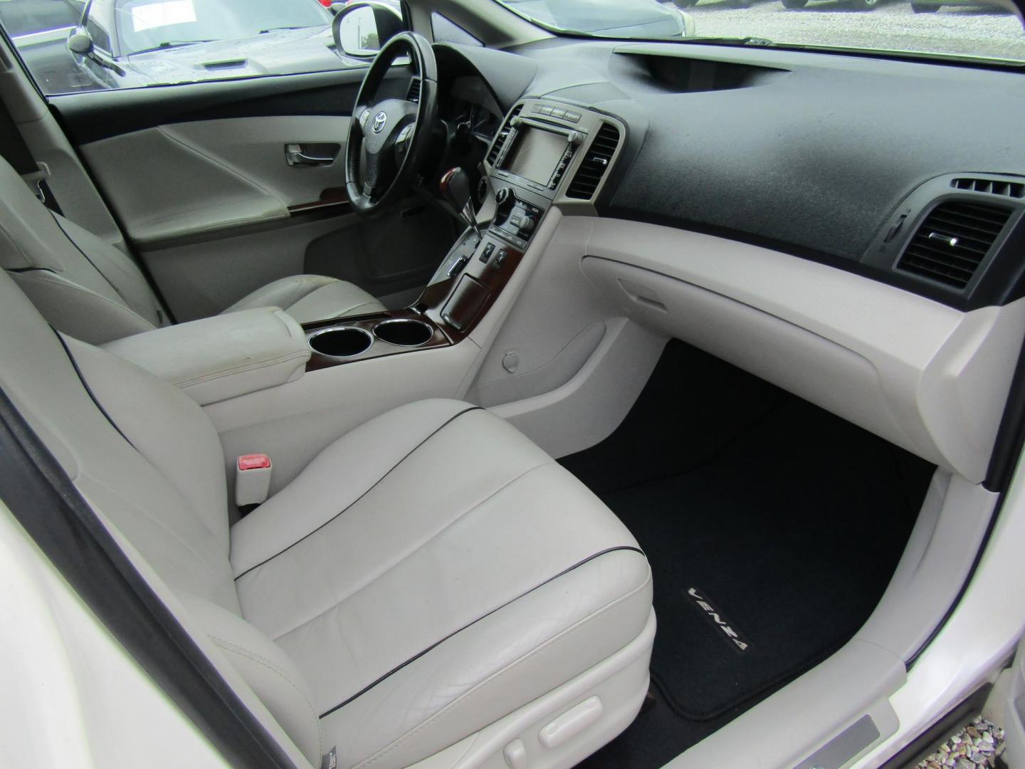 2011 WHITE Toyota Venza FWD V6 (4T3ZK3BB3BU) with an 3.5L V6 DOHC 24V engine, Automatic transmission, located at 15016 S Hwy 231, Midland City, AL, 36350, (334) 983-3001, 31.306210, -85.495277 - Photo#7