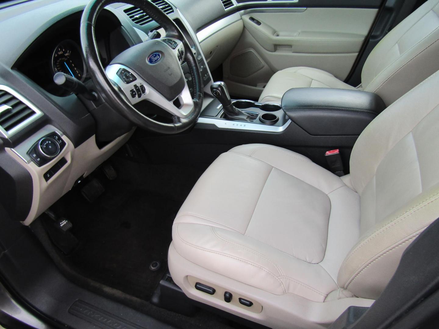 2015 Gray Ford Explorer XLT FWD (1FM5K7D89FG) with an 3.5L V6 DOHC 24V engine, Automatic transmission, located at 15016 S Hwy 231, Midland City, AL, 36350, (334) 983-3001, 31.306210, -85.495277 - Photo#3