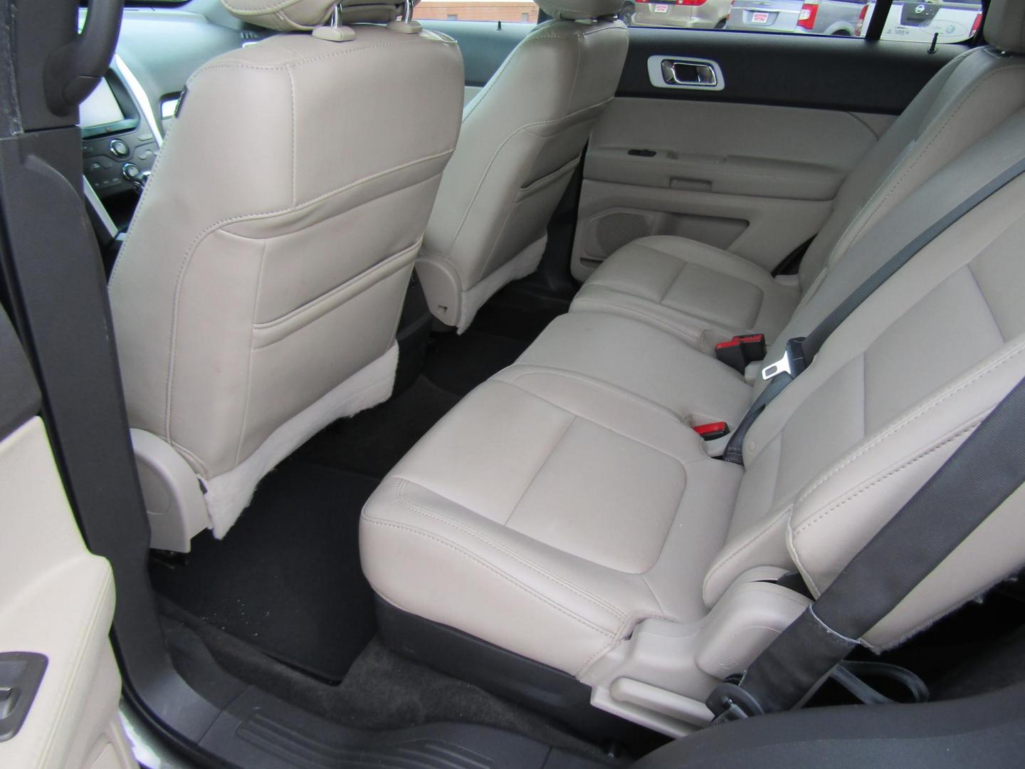 2015 Gray Ford Explorer XLT FWD (1FM5K7D89FG) with an 3.5L V6 DOHC 24V engine, Automatic transmission, located at 15016 S Hwy 231, Midland City, AL, 36350, (334) 983-3001, 31.306210, -85.495277 - Photo#4