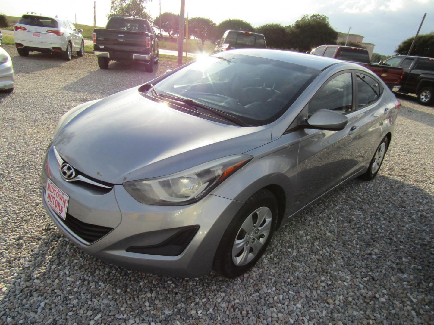 2016 Gray Hyundai Elantra Limited (5NPDH4AE0GH) with an 1.8L L4 DOHC 16V engine, Automatic transmission, located at 15016 S Hwy 231, Midland City, AL, 36350, (334) 983-3001, 31.306210, -85.495277 - Photo#2