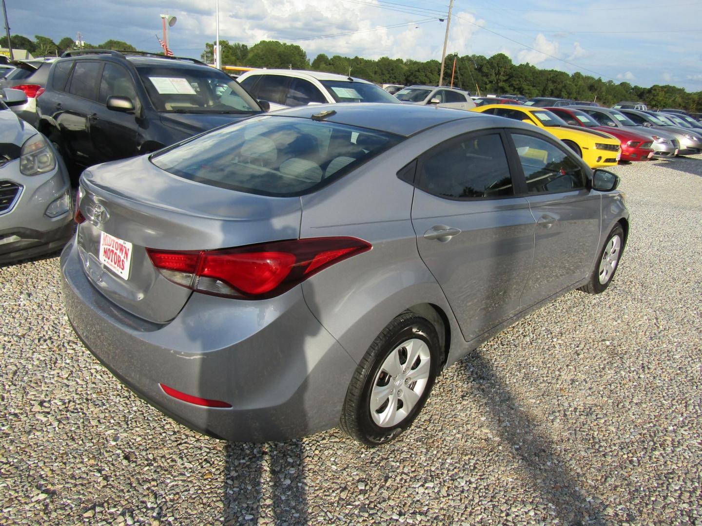 2016 Gray Hyundai Elantra Limited (5NPDH4AE0GH) with an 1.8L L4 DOHC 16V engine, Automatic transmission, located at 15016 S Hwy 231, Midland City, AL, 36350, (334) 983-3001, 31.306210, -85.495277 - Photo#7
