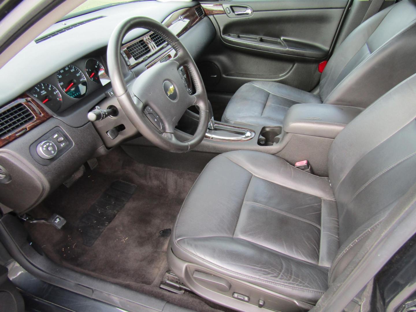 2014 Gray Chevrolet Impala LTZ (2G1WC5E39E1) with an 3.6L V6 DOHC 16V FFV engine, Automatic transmission, located at 15016 S Hwy 231, Midland City, AL, 36350, (334) 983-3001, 31.306210, -85.495277 - Photo#3