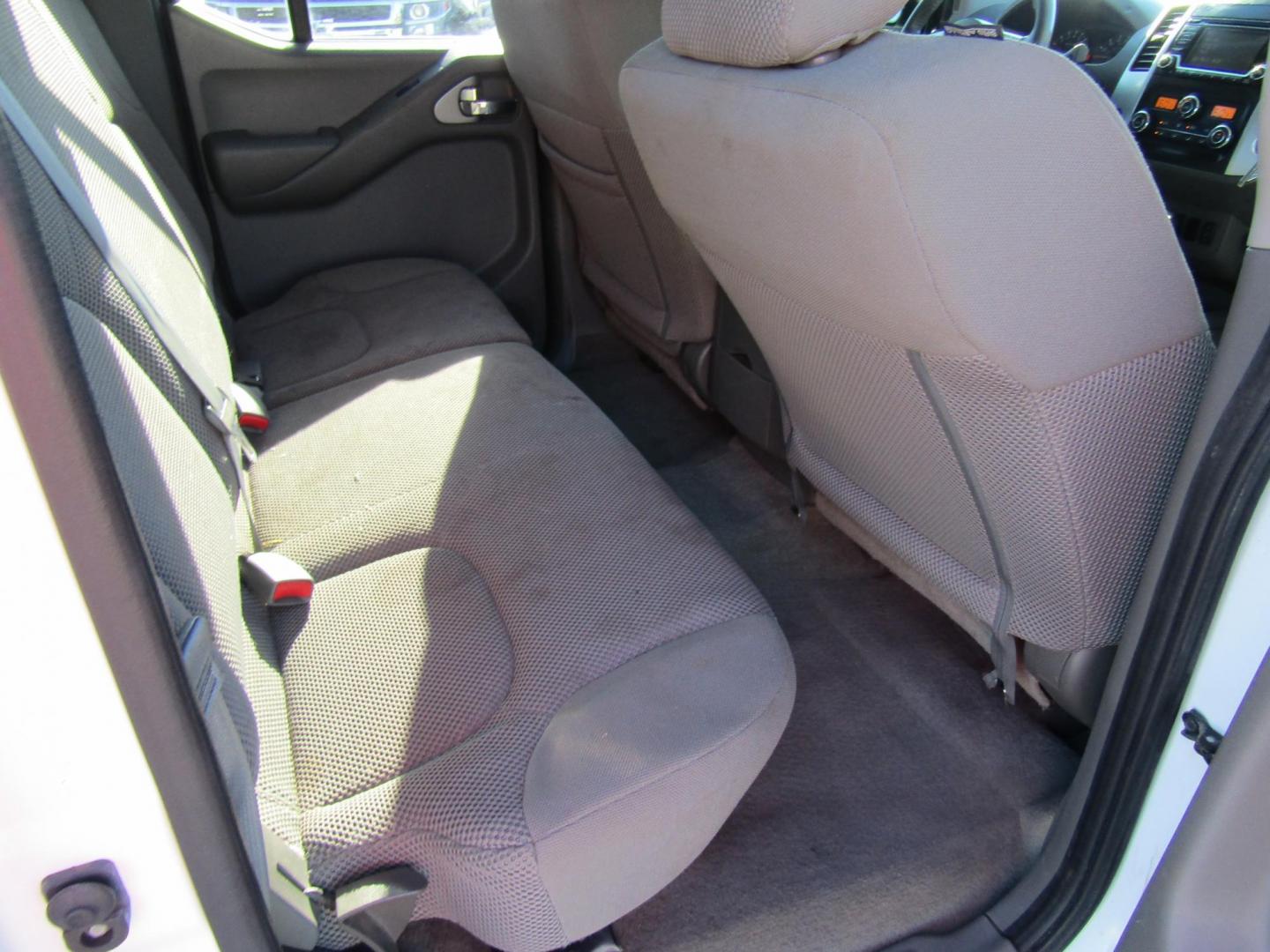 2016 White Nissan Frontier S Crew Cab 5AT 2WD (1N6AD0ER6GN) with an 4.0L V6 DOHC 24V engine, Automatic transmission, located at 15016 S Hwy 231, Midland City, AL, 36350, (334) 983-3001, 31.306210, -85.495277 - Photo#3