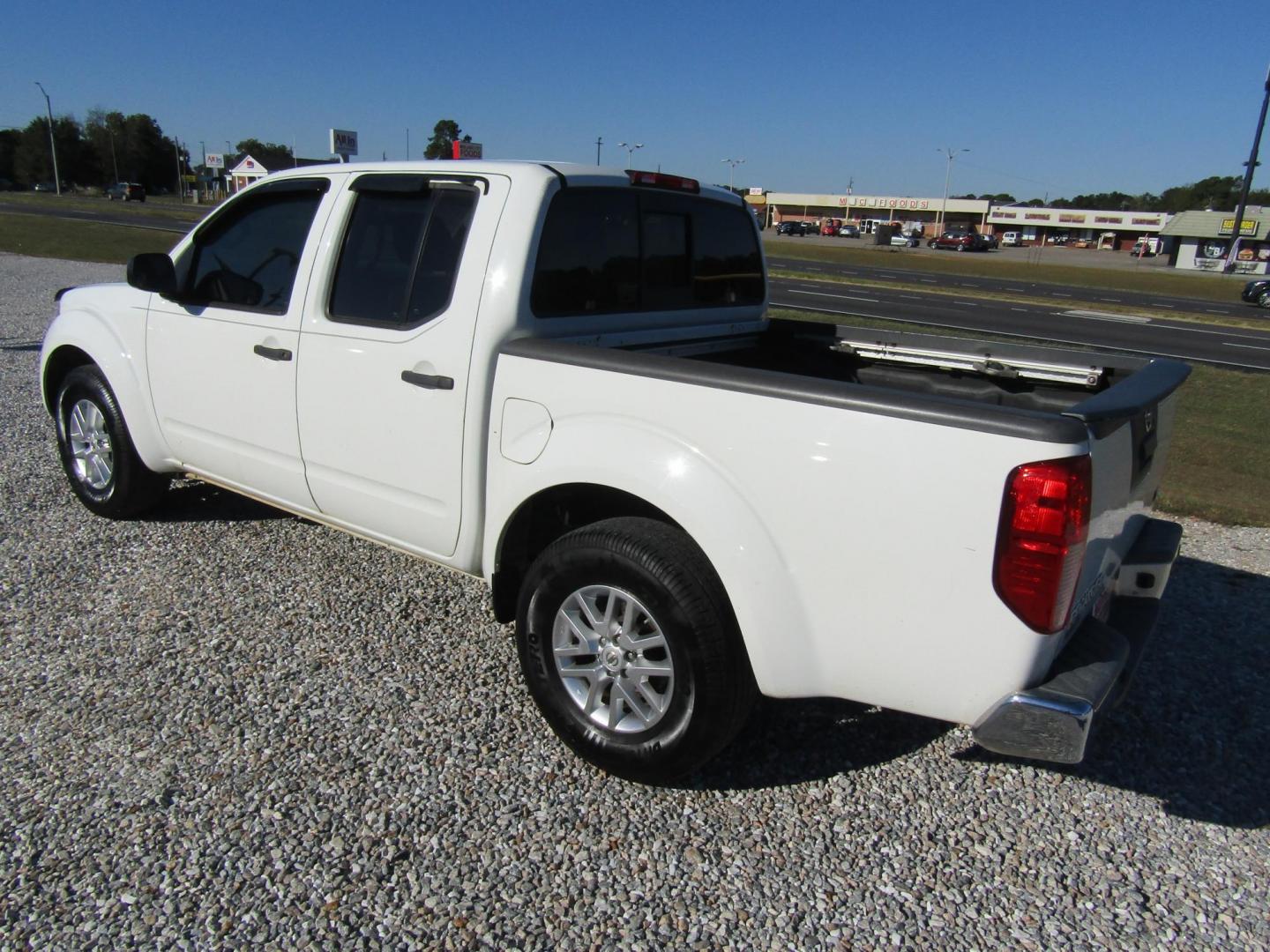 2016 White Nissan Frontier S Crew Cab 5AT 2WD (1N6AD0ER6GN) with an 4.0L V6 DOHC 24V engine, Automatic transmission, located at 15016 S Hwy 231, Midland City, AL, 36350, (334) 983-3001, 31.306210, -85.495277 - Photo#5