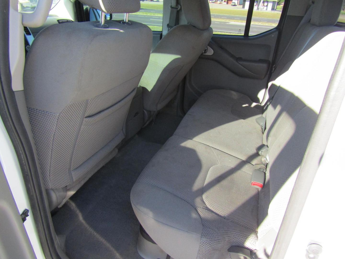 2016 White Nissan Frontier S Crew Cab 5AT 2WD (1N6AD0ER6GN) with an 4.0L V6 DOHC 24V engine, Automatic transmission, located at 15016 S Hwy 231, Midland City, AL, 36350, (334) 983-3001, 31.306210, -85.495277 - Photo#9