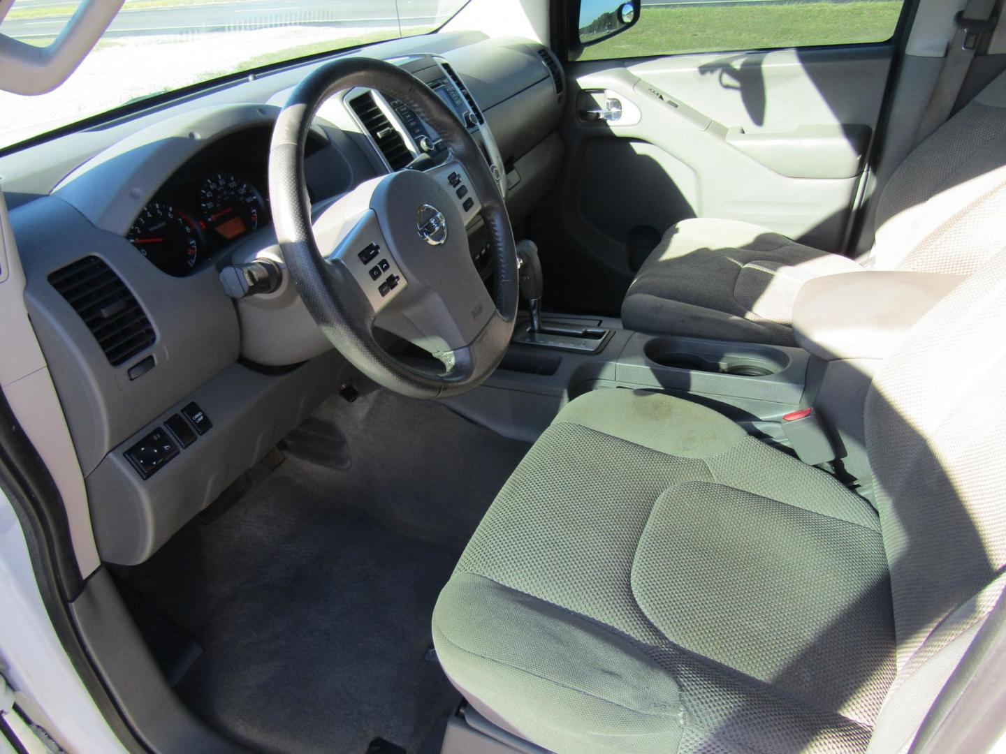 2016 White Nissan Frontier S Crew Cab 5AT 2WD (1N6AD0ER6GN) with an 4.0L V6 DOHC 24V engine, Automatic transmission, located at 15016 S Hwy 231, Midland City, AL, 36350, (334) 983-3001, 31.306210, -85.495277 - Photo#8