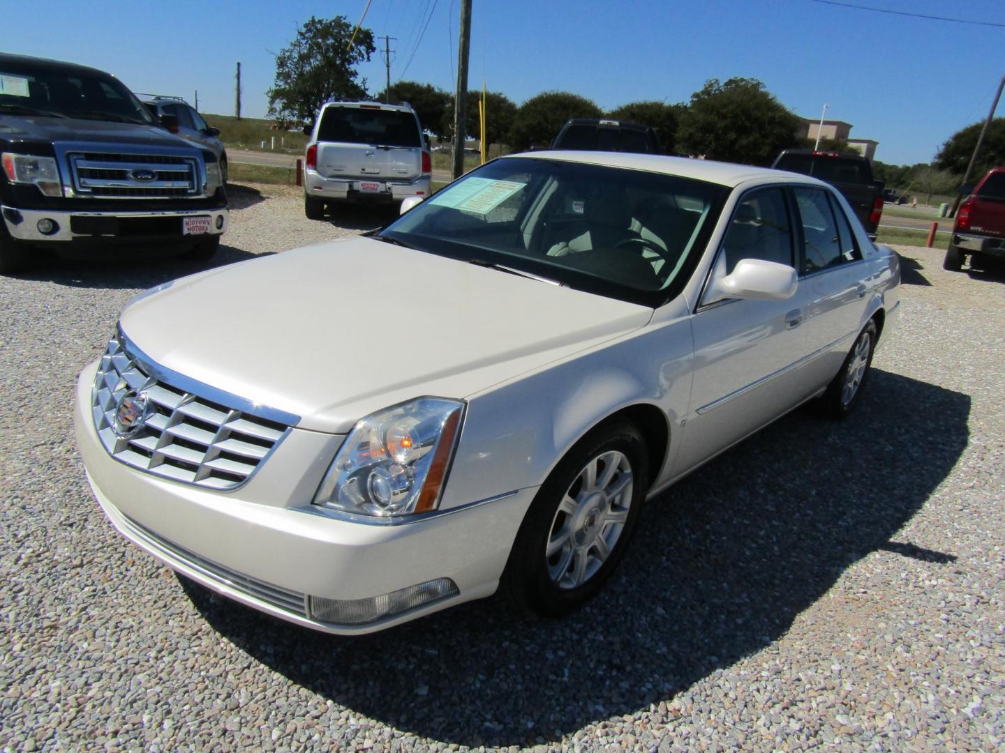 2008 White Cadillac DTS Luxury I (1G6KD57Y78U) with an 4.6L V8 DOHC 32V engine, Automatic transmission, located at 15016 S Hwy 231, Midland City, AL, 36350, (334) 983-3001, 31.306210, -85.495277 - Photo#2