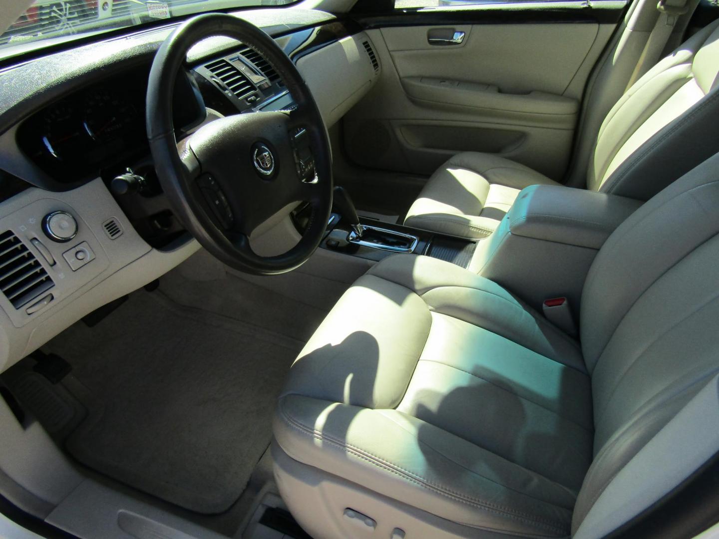2008 White Cadillac DTS Luxury I (1G6KD57Y78U) with an 4.6L V8 DOHC 32V engine, Automatic transmission, located at 15016 S Hwy 231, Midland City, AL, 36350, (334) 983-3001, 31.306210, -85.495277 - Photo#3