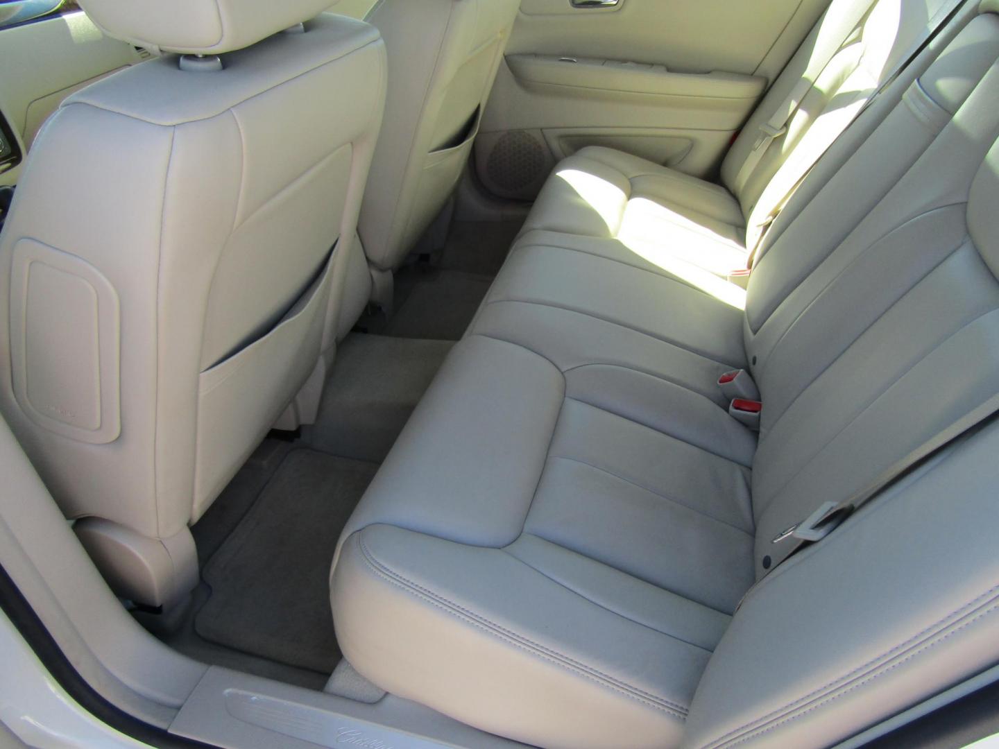 2008 White Cadillac DTS Luxury I (1G6KD57Y78U) with an 4.6L V8 DOHC 32V engine, Automatic transmission, located at 15016 S Hwy 231, Midland City, AL, 36350, (334) 983-3001, 31.306210, -85.495277 - Photo#4