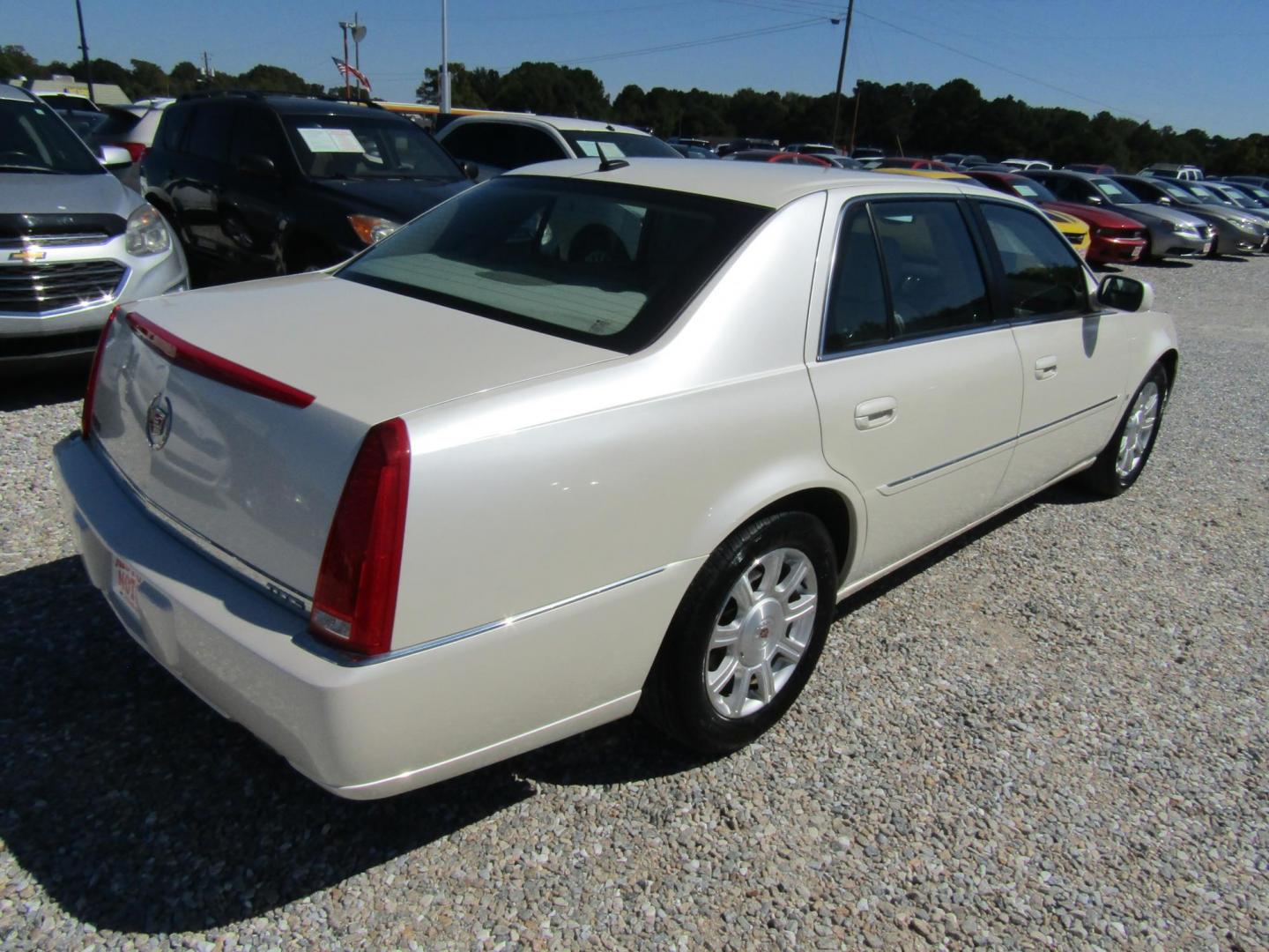 2008 White Cadillac DTS Luxury I (1G6KD57Y78U) with an 4.6L V8 DOHC 32V engine, Automatic transmission, located at 15016 S Hwy 231, Midland City, AL, 36350, (334) 983-3001, 31.306210, -85.495277 - Photo#7