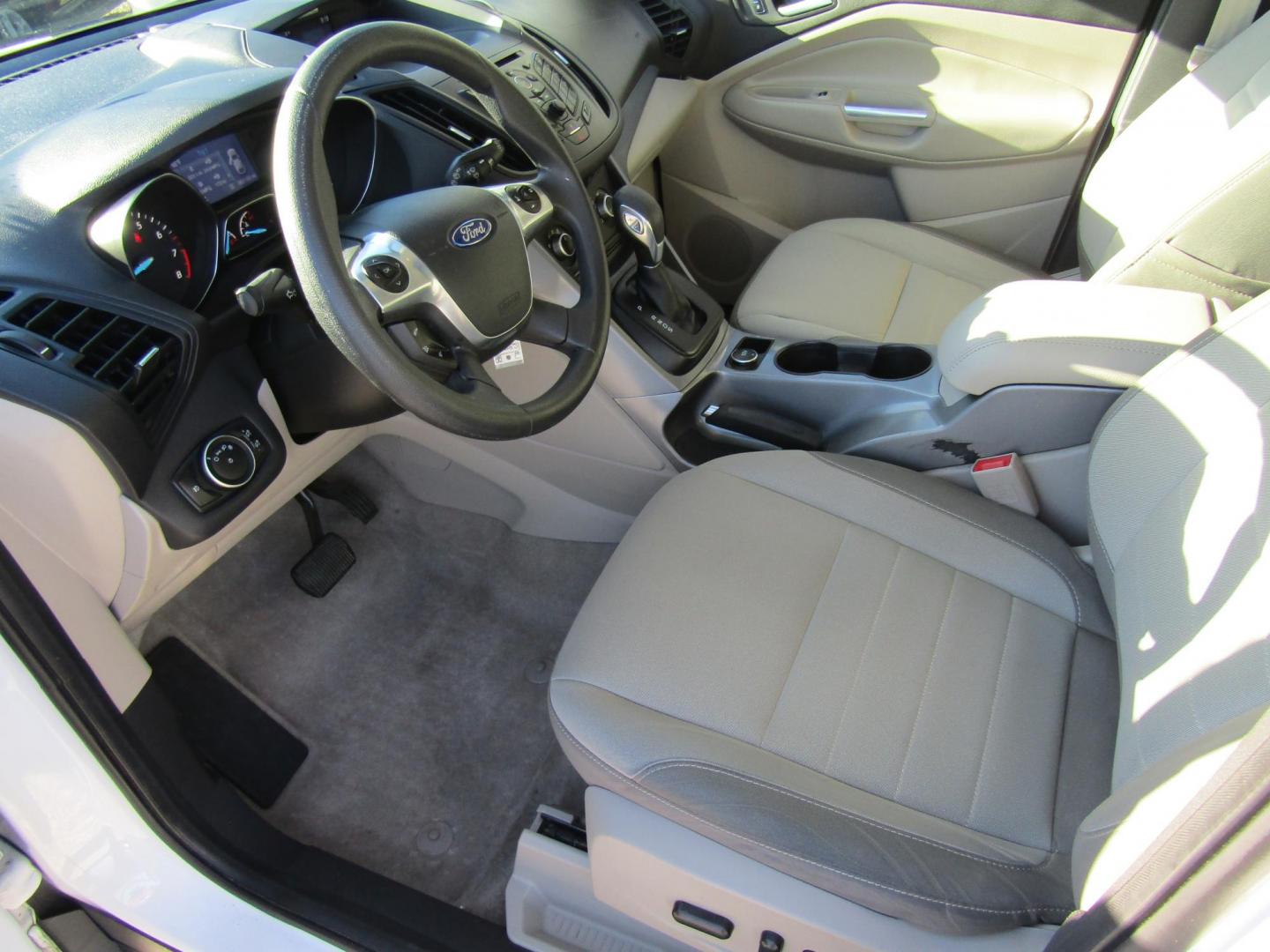 2015 White Ford Escape SE FWD (1FMCU0G72FU) with an 2.5L L4 DOHC 16V engine, Automatic transmission, located at 15016 S Hwy 231, Midland City, AL, 36350, (334) 983-3001, 31.306210, -85.495277 - Photo#3