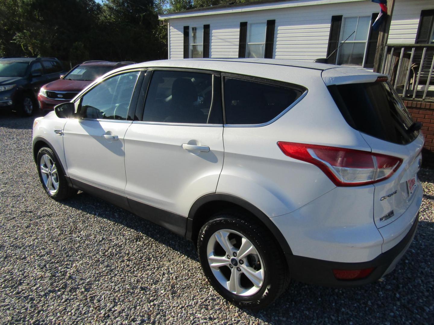 2015 White Ford Escape SE FWD (1FMCU0G72FU) with an 2.5L L4 DOHC 16V engine, Automatic transmission, located at 15016 S Hwy 231, Midland City, AL, 36350, (334) 983-3001, 31.306210, -85.495277 - Photo#5