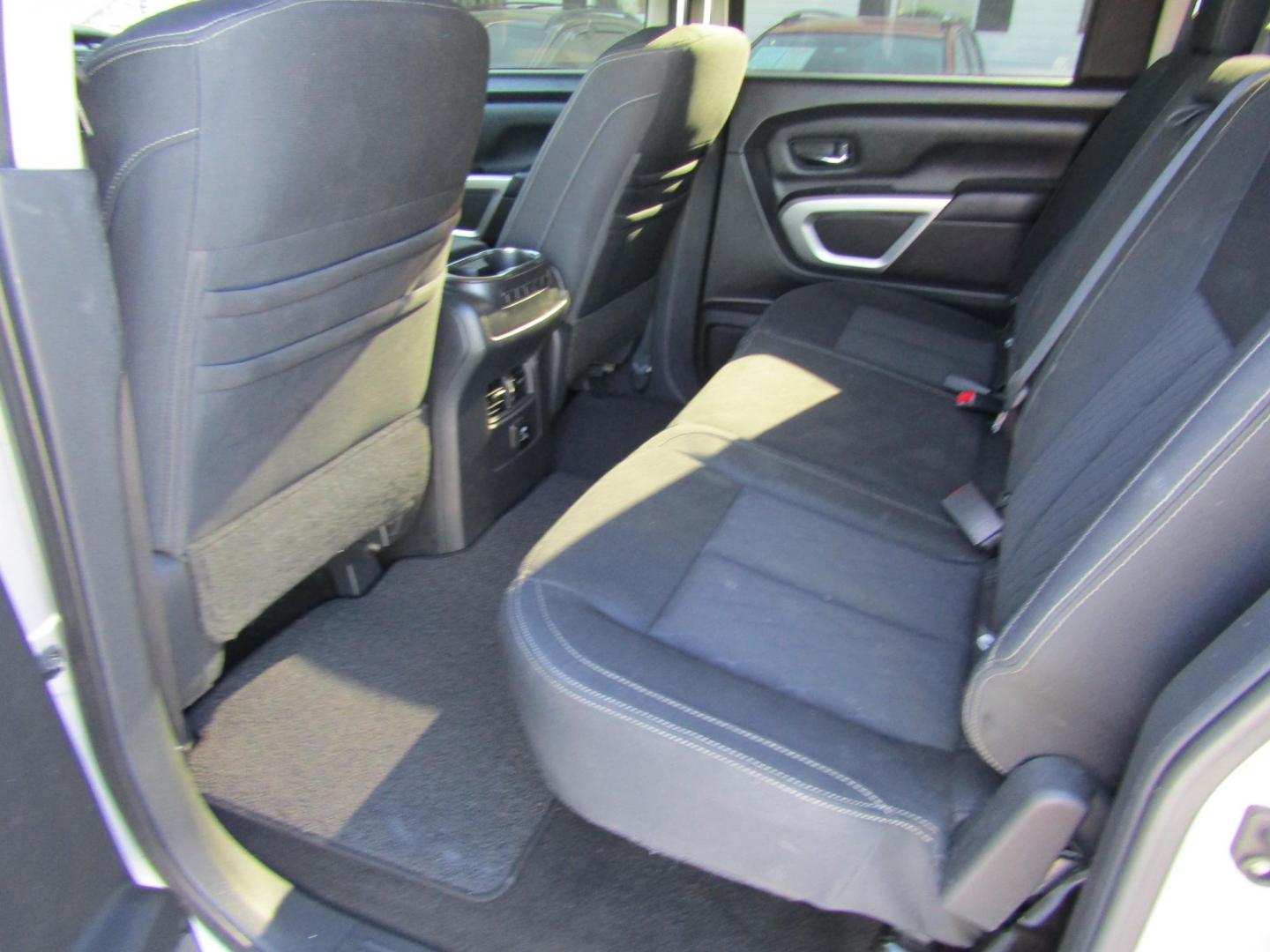 2018 Silver Nissan Titan Platinum Reserve Crew Cab 2WD (1N6AA1E61JN) with an 5.6L V8 DOHC 32V engine, Automatic transmission, located at 15016 S Hwy 231, Midland City, AL, 36350, (334) 983-3001, 31.306210, -85.495277 - Photo#4