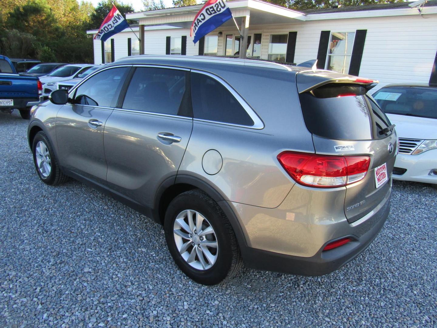 2017 Gold Kia Sorento L 2WD (5XYPG4A30HG) with an 2.4L L4 DOHC 16V engine, Automatic transmission, located at 15016 S Hwy 231, Midland City, AL, 36350, (334) 983-3001, 31.306210, -85.495277 - Photo#5
