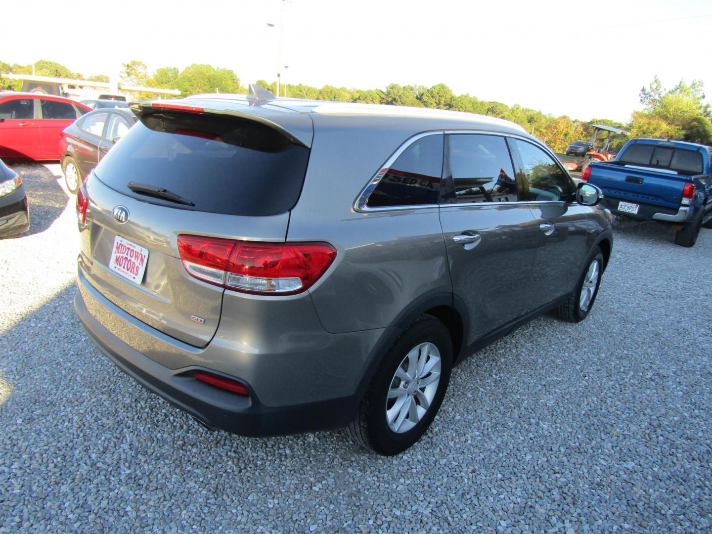 2017 Gold Kia Sorento L 2WD (5XYPG4A30HG) with an 2.4L L4 DOHC 16V engine, Automatic transmission, located at 15016 S Hwy 231, Midland City, AL, 36350, (334) 983-3001, 31.306210, -85.495277 - Photo#7