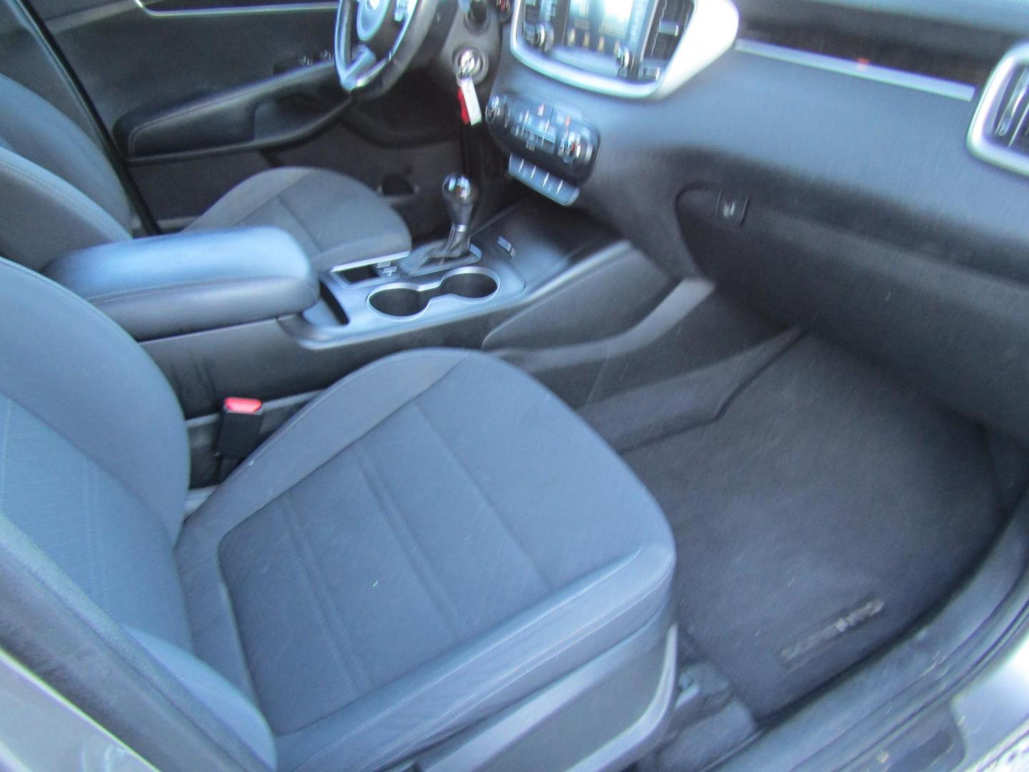 2017 Gold Kia Sorento L 2WD (5XYPG4A30HG) with an 2.4L L4 DOHC 16V engine, Automatic transmission, located at 15016 S Hwy 231, Midland City, AL, 36350, (334) 983-3001, 31.306210, -85.495277 - Photo#9