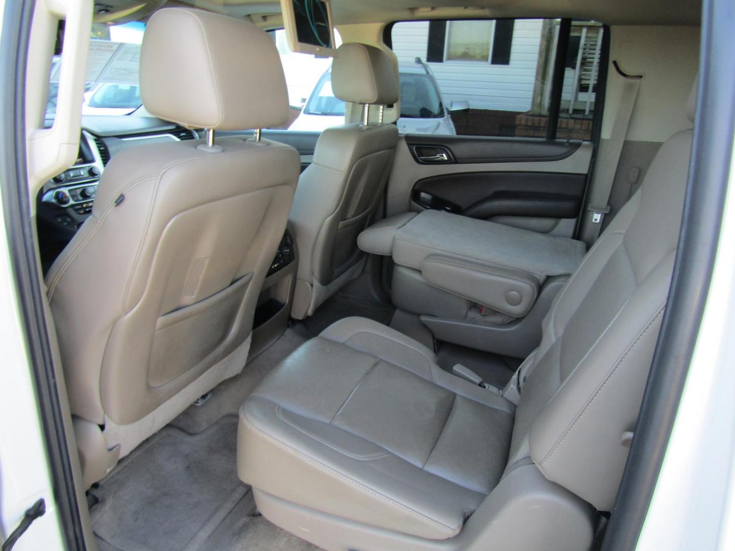 2015 White Chevrolet Suburban LTZ 1500 2WD (1GNSCKKC7FR) with an 5.3L V8 OHV 16V engine, Automatic transmission, located at 15016 S Hwy 231, Midland City, AL, 36350, (334) 983-3001, 31.306210, -85.495277 - Photo#4