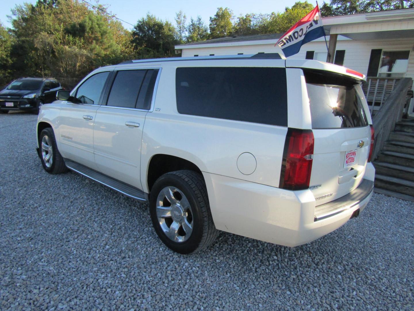 2015 White Chevrolet Suburban LTZ 1500 2WD (1GNSCKKC7FR) with an 5.3L V8 OHV 16V engine, Automatic transmission, located at 15016 S Hwy 231, Midland City, AL, 36350, (334) 983-3001, 31.306210, -85.495277 - Photo#5