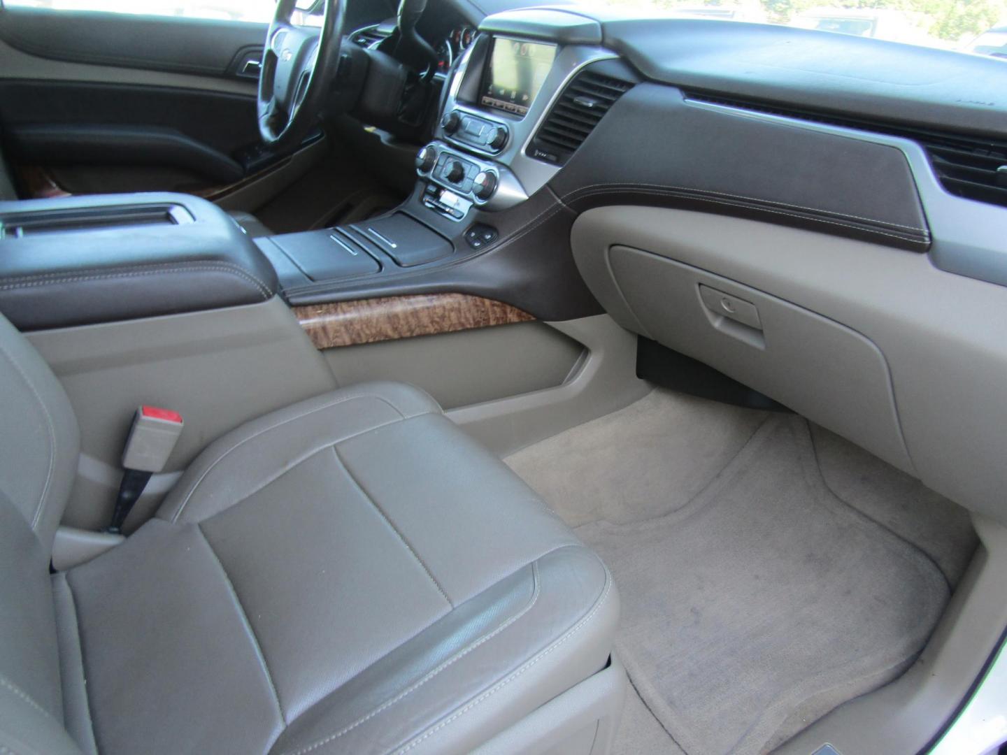 2015 White Chevrolet Suburban LTZ 1500 2WD (1GNSCKKC7FR) with an 5.3L V8 OHV 16V engine, Automatic transmission, located at 15016 S Hwy 231, Midland City, AL, 36350, (334) 983-3001, 31.306210, -85.495277 - Photo#8