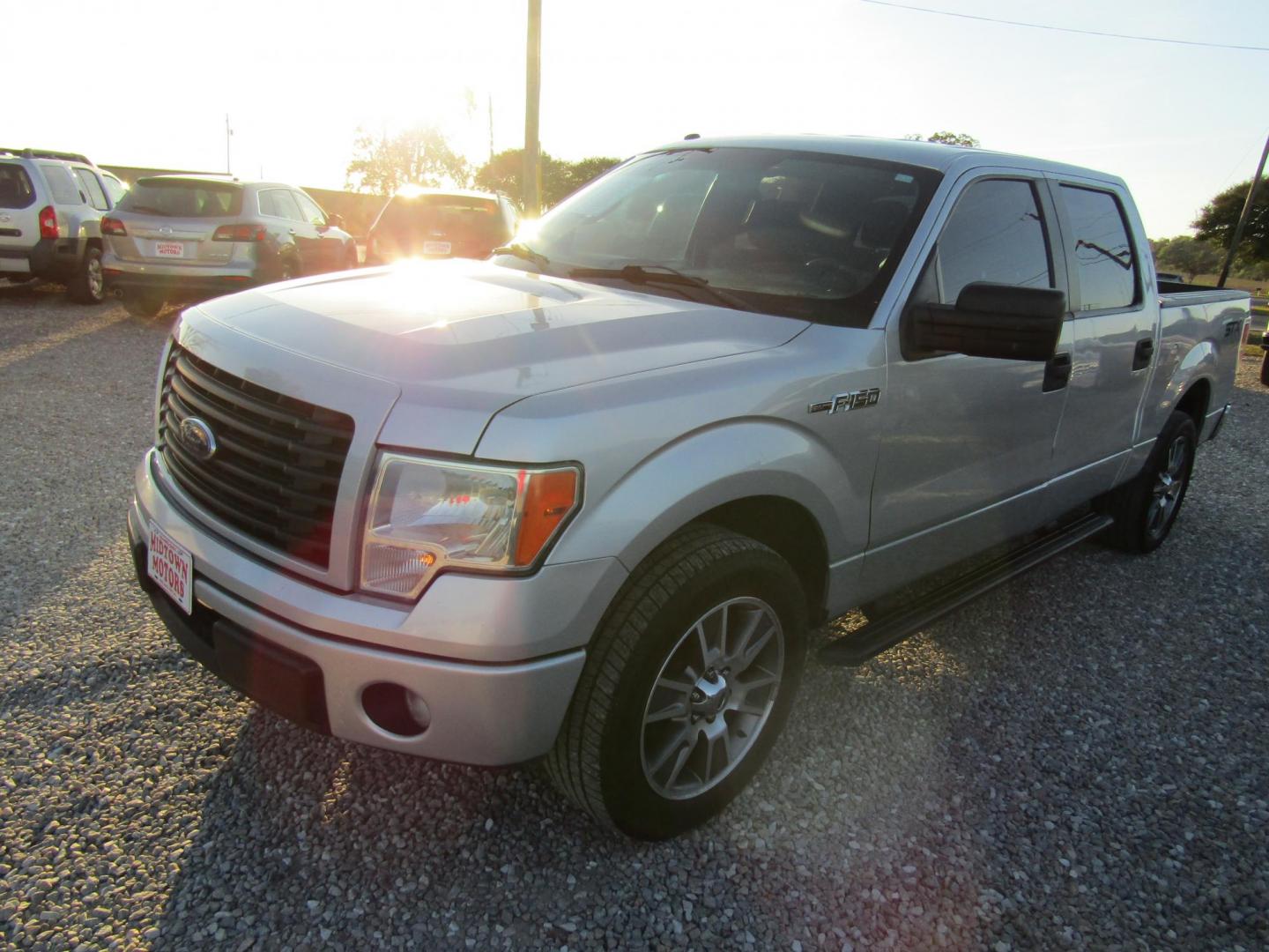 2014 Silver Ford F-150 FX2 SuperCrew 5.5-ft. Bed 2WD (1FTFW1CF0EF) with an 5.0L V8 engine, Automatic transmission, located at 15016 S Hwy 231, Midland City, AL, 36350, (334) 983-3001, 31.306210, -85.495277 - Photo#2