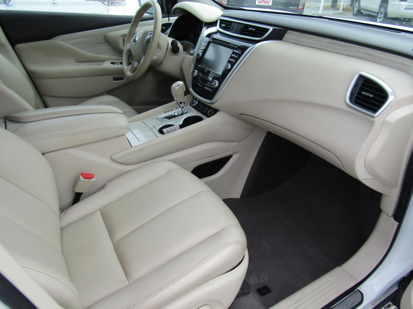 2017 White Nissan Murano Platinum FWD (5N1AZ2MG3HN) with an 3.5L V6 DOHC 24V engine, AUTOMATIC transmission, located at 15016 S Hwy 231, Midland City, AL, 36350, (334) 983-3001, 31.306210, -85.495277 - Photo#9