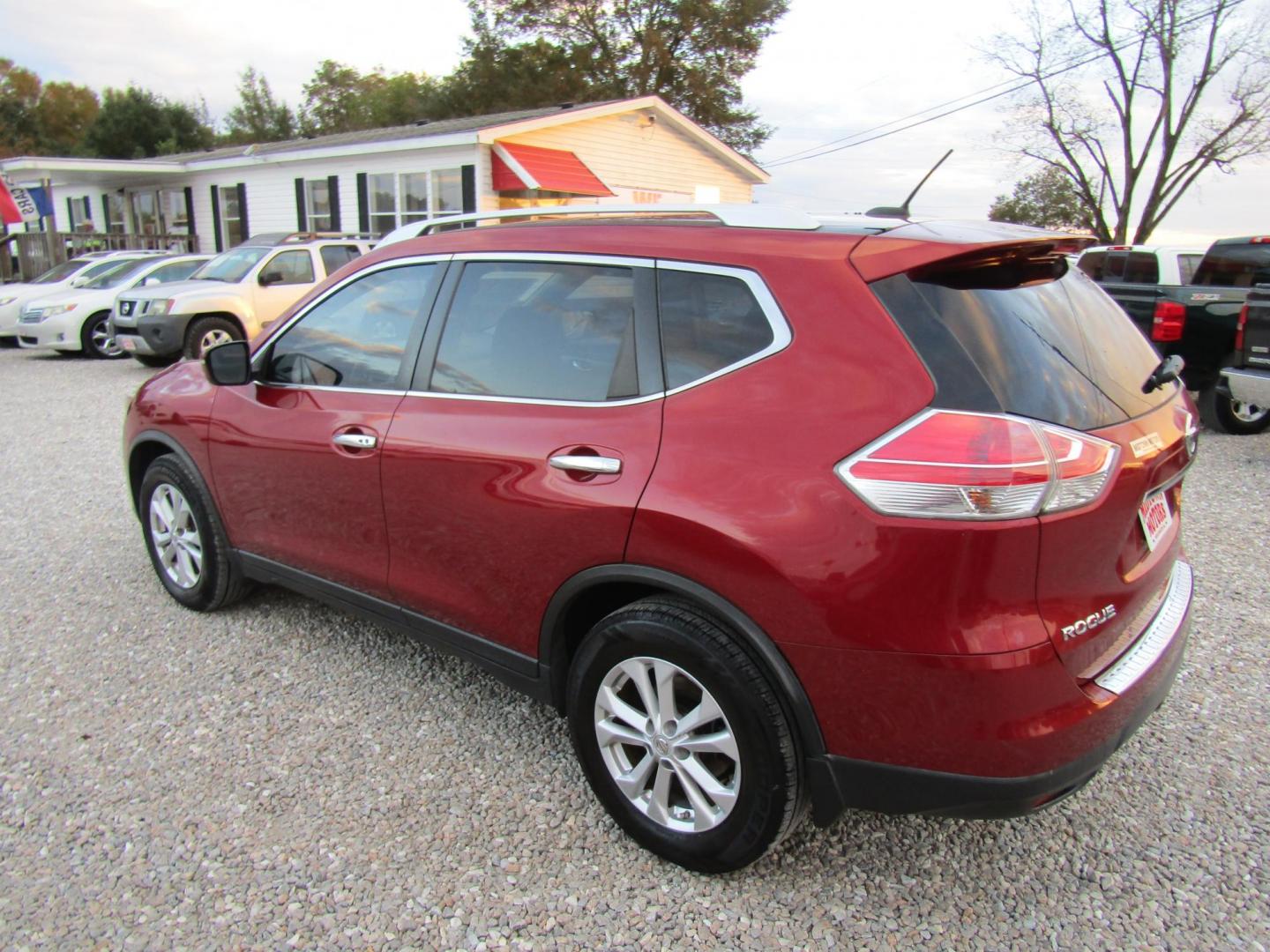 2016 Red Nissan Rogue S 2WD (KNMAT2MT8GP) with an 2.5L L4 DOHC 16V engine, CVT transmission, located at 15016 S Hwy 231, Midland City, AL, 36350, (334) 983-3001, 31.306210, -85.495277 - Photo#5