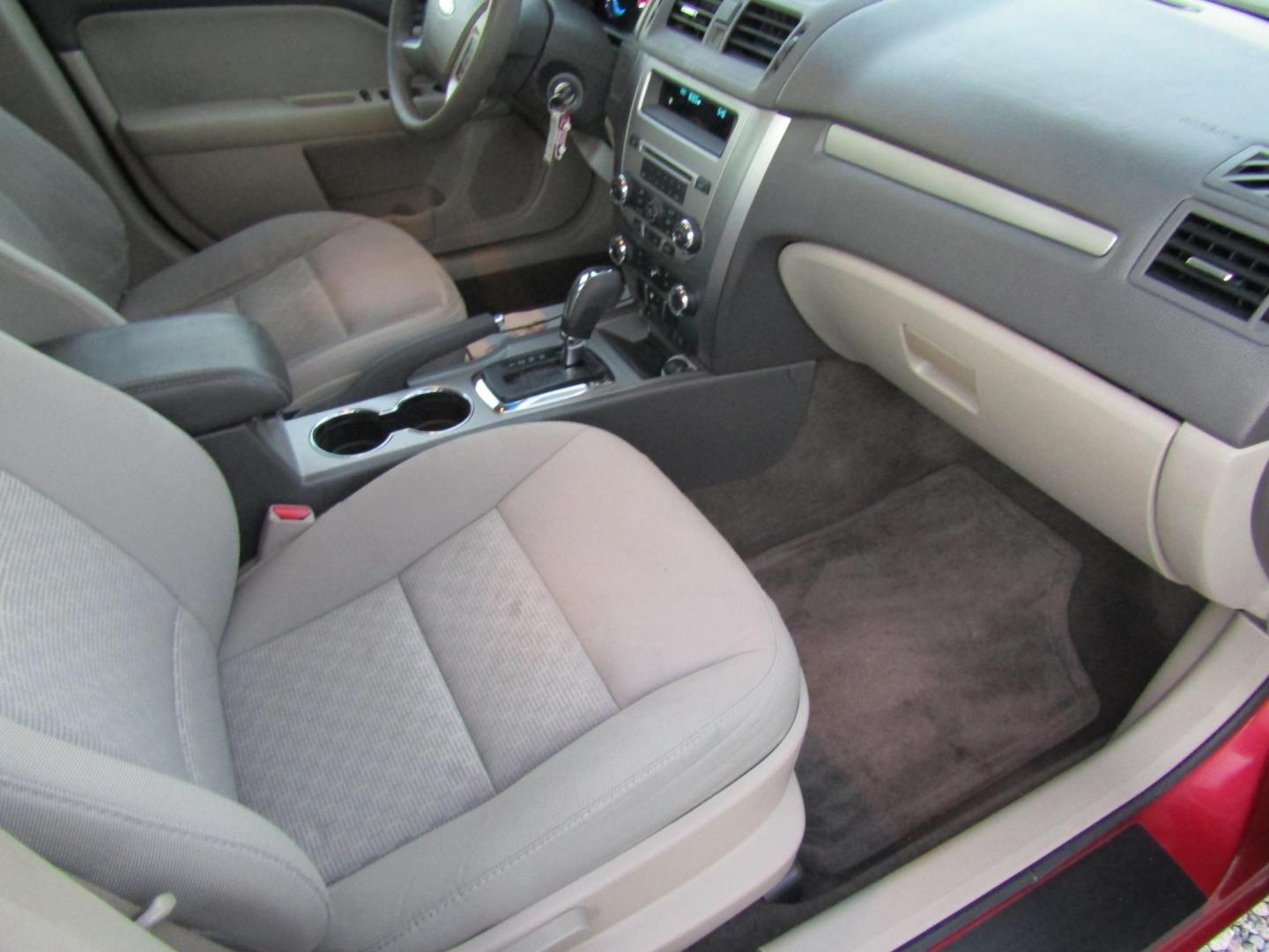 2011 Red Ford Fusion I4 SEL (3FAHP0JA9BR) with an 2.5L L4 DOHC 16V engine, Automatic transmission, located at 15016 S Hwy 231, Midland City, AL, 36350, (334) 983-3001, 31.306210, -85.495277 - Photo#9