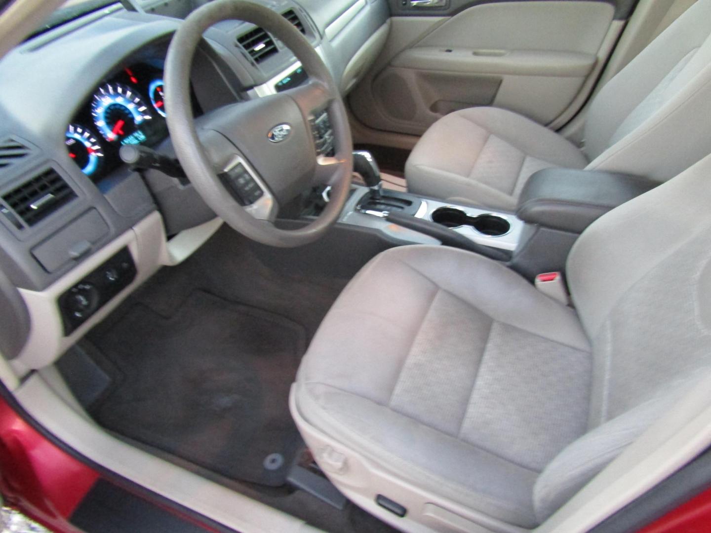 2010 Burgandy Ford Fusion SE (3FAHP0HA4AR) with an 2.5L L4 DOHC 16V engine, Automatic transmission, located at 15016 S Hwy 231, Midland City, AL, 36350, (334) 983-3001, 31.306210, -85.495277 - Photo#3