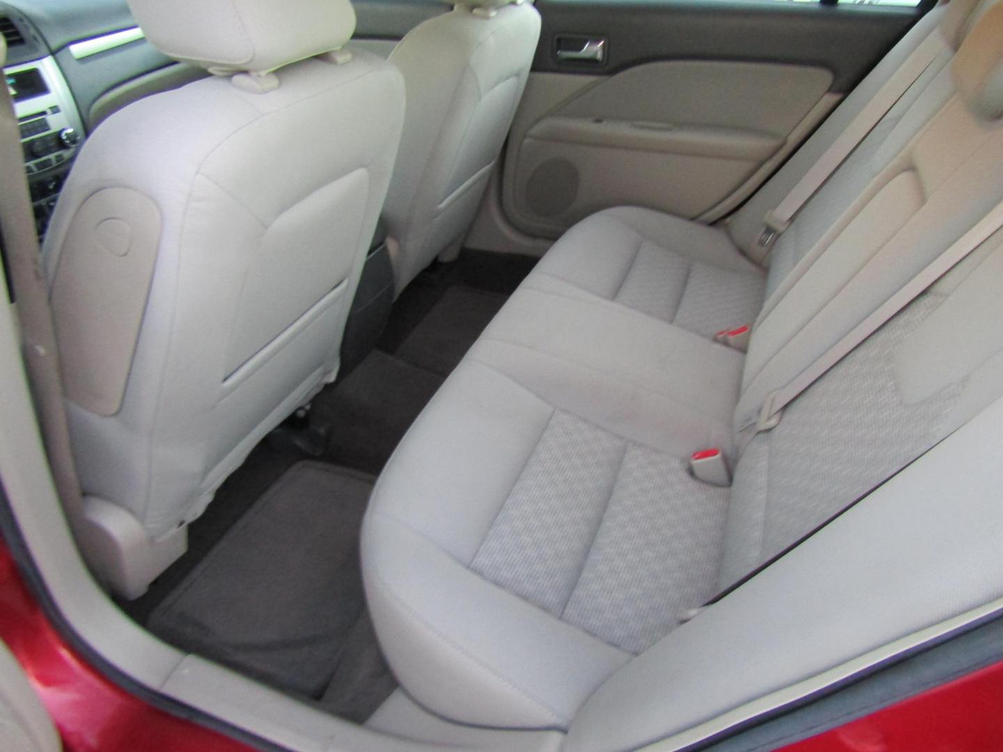 2010 Burgandy Ford Fusion SE (3FAHP0HA4AR) with an 2.5L L4 DOHC 16V engine, Automatic transmission, located at 15016 S Hwy 231, Midland City, AL, 36350, (334) 983-3001, 31.306210, -85.495277 - Photo#4