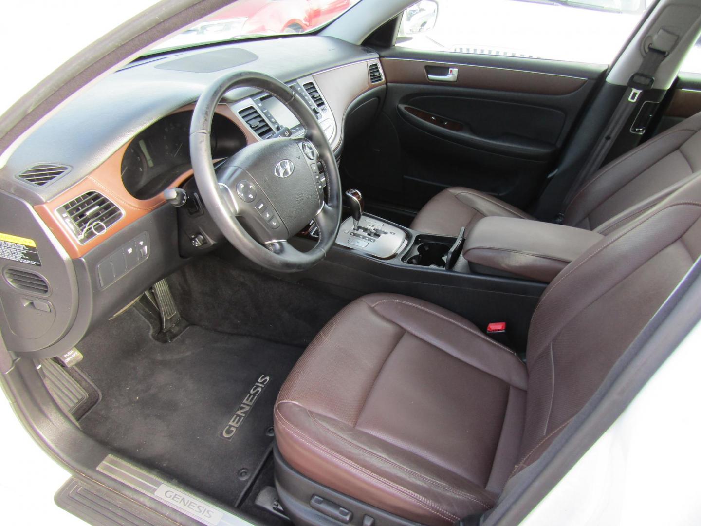 2013 White Hyundai Genesis 3.8L (KMHGC4DD1DU) with an 3.8L V6 DOHC 24V engine, Automatic transmission, located at 15016 S Hwy 231, Midland City, AL, 36350, (334) 983-3001, 31.306210, -85.495277 - Photo#3