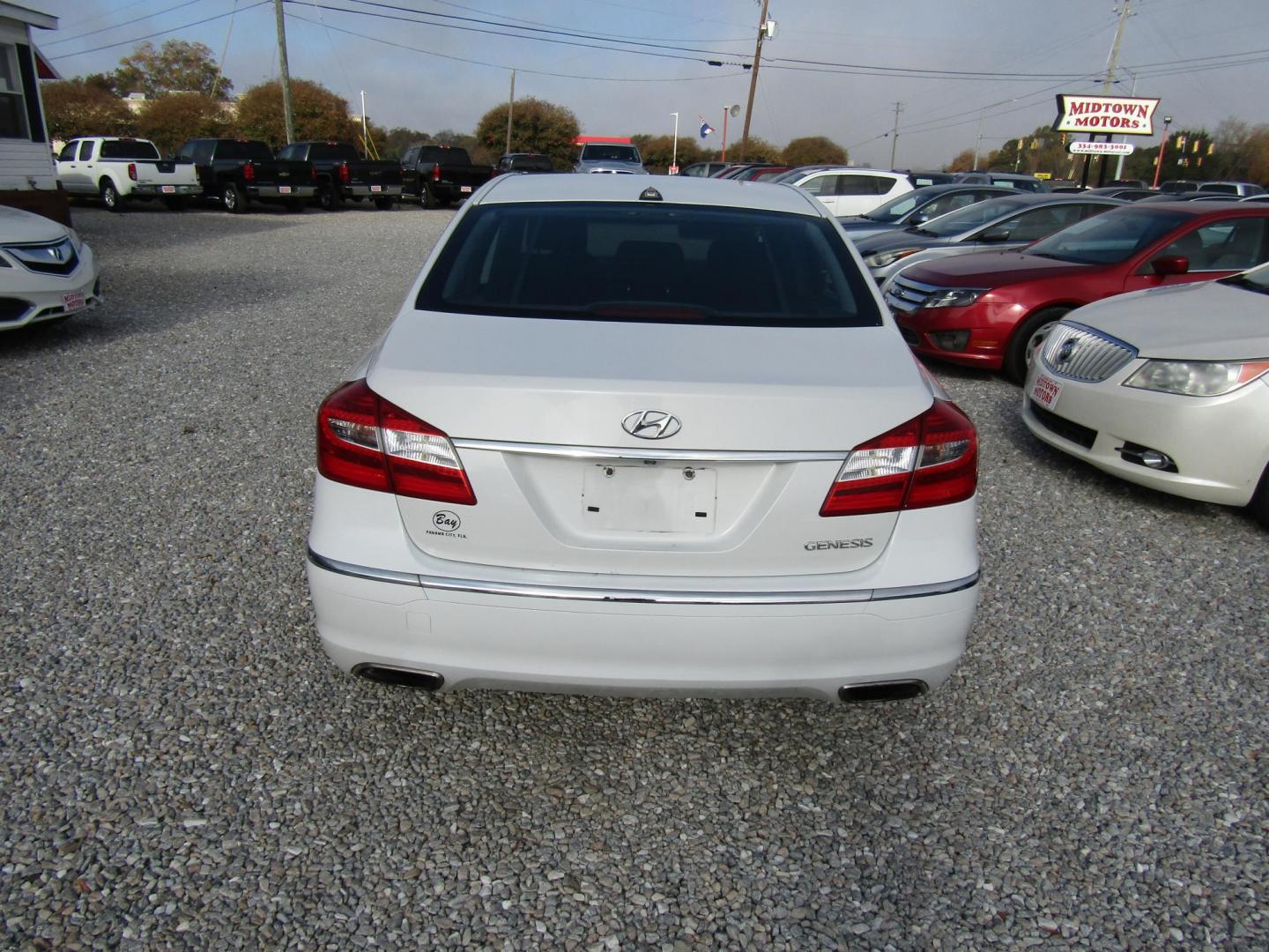 2013 White Hyundai Genesis 3.8L (KMHGC4DD1DU) with an 3.8L V6 DOHC 24V engine, Automatic transmission, located at 15016 S Hwy 231, Midland City, AL, 36350, (334) 983-3001, 31.306210, -85.495277 - Photo#6