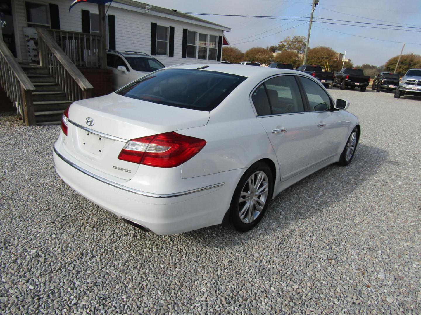 2013 White Hyundai Genesis 3.8L (KMHGC4DD1DU) with an 3.8L V6 DOHC 24V engine, Automatic transmission, located at 15016 S Hwy 231, Midland City, AL, 36350, (334) 983-3001, 31.306210, -85.495277 - Photo#7