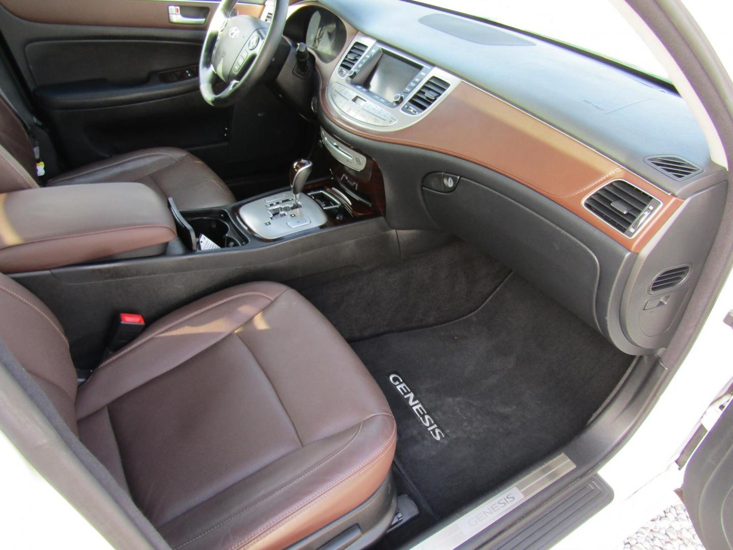 2013 White Hyundai Genesis 3.8L (KMHGC4DD1DU) with an 3.8L V6 DOHC 24V engine, Automatic transmission, located at 15016 S Hwy 231, Midland City, AL, 36350, (334) 983-3001, 31.306210, -85.495277 - Photo#9