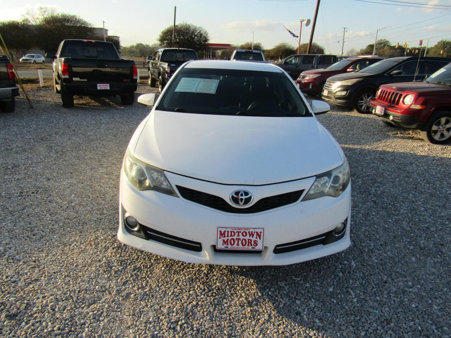 2013 White Toyota Camry SE (4T1BF1FK1DU) with an 2.5L L4 DOHC 16V engine, Automatic transmission, located at 15016 S Hwy 231, Midland City, AL, 36350, (334) 983-3001, 31.306210, -85.495277 - Photo#1