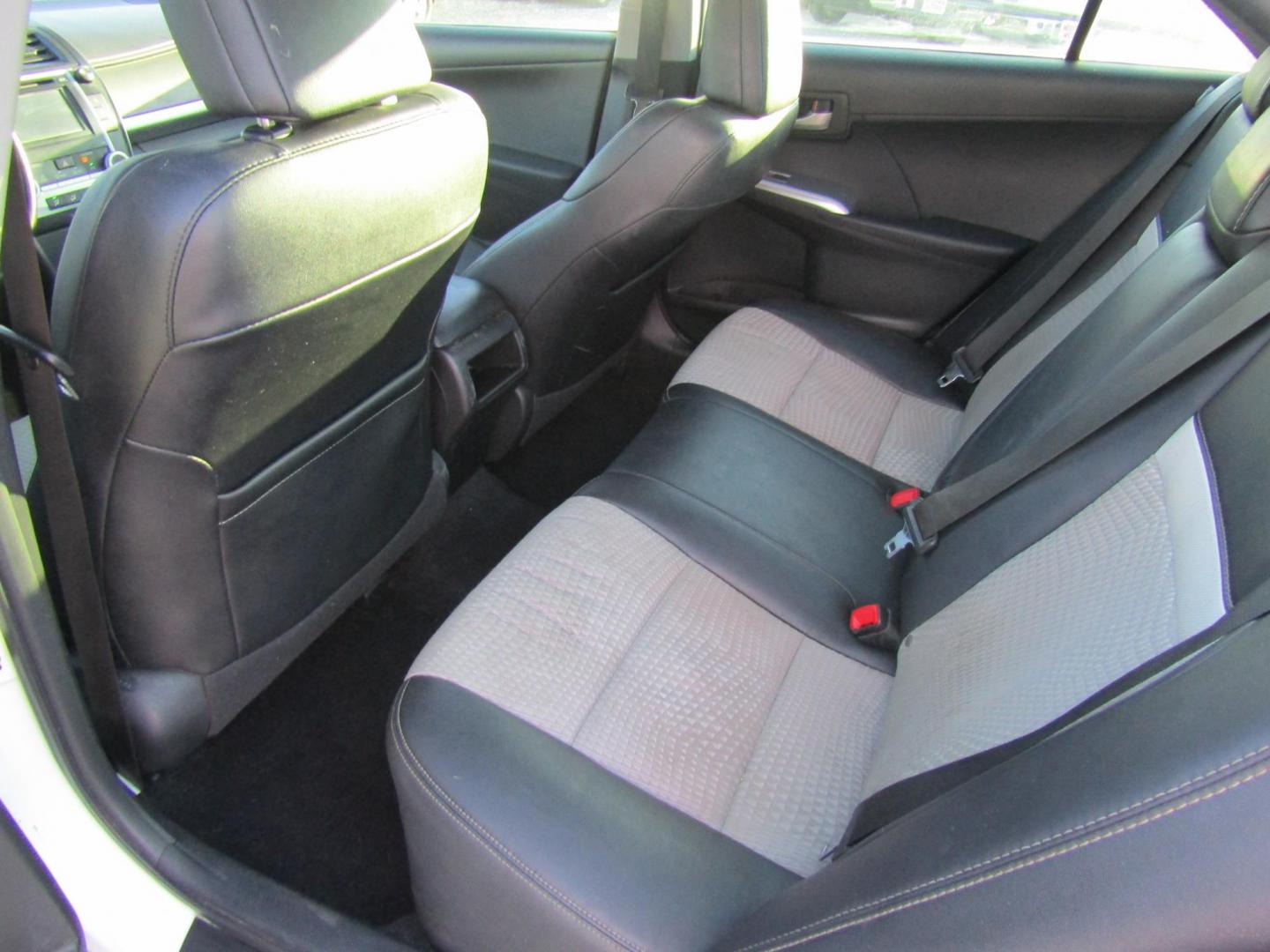 2013 White Toyota Camry SE (4T1BF1FK1DU) with an 2.5L L4 DOHC 16V engine, Automatic transmission, located at 15016 S Hwy 231, Midland City, AL, 36350, (334) 983-3001, 31.306210, -85.495277 - Photo#4