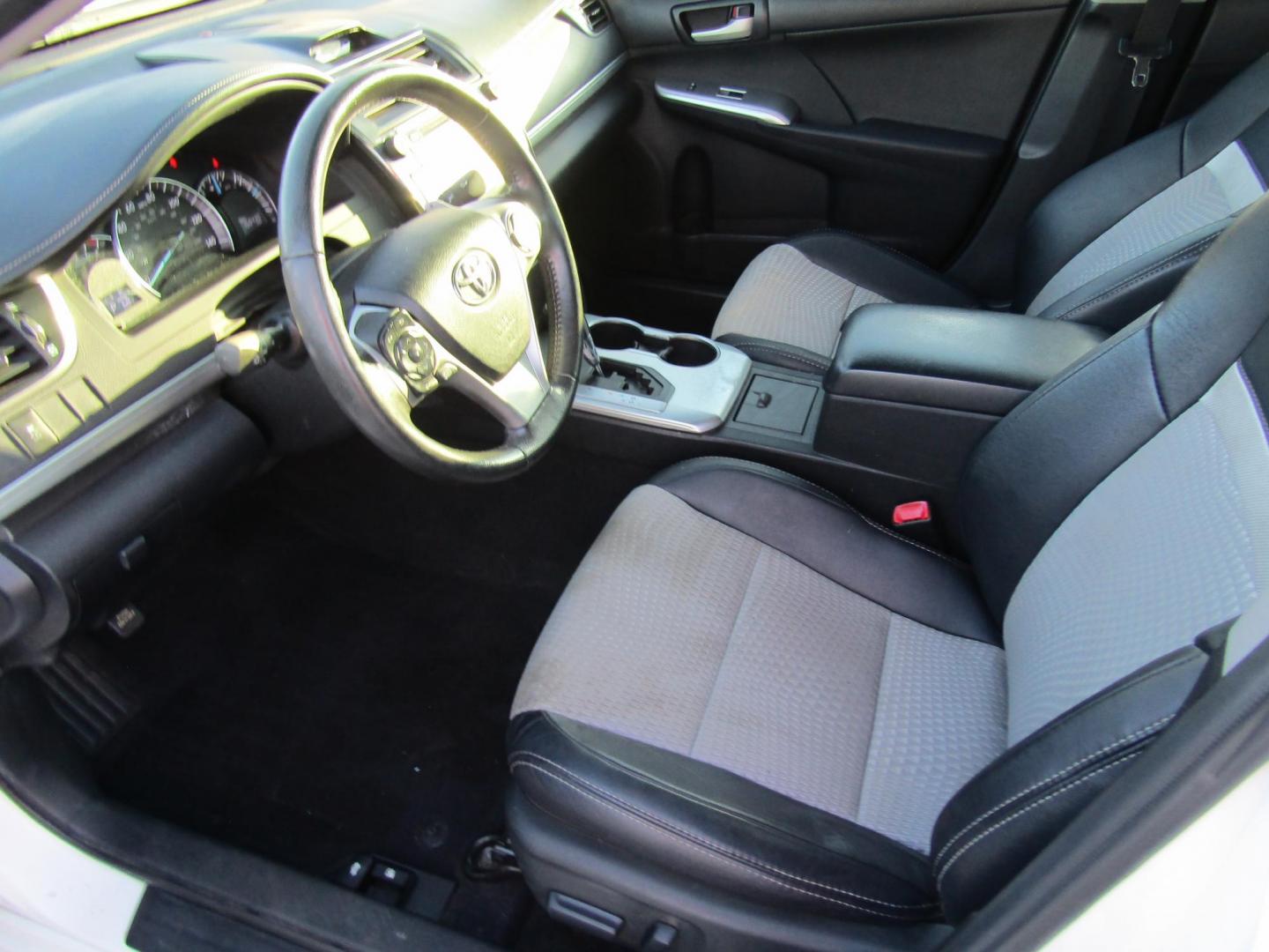 2013 White Toyota Camry SE (4T1BF1FK1DU) with an 2.5L L4 DOHC 16V engine, Automatic transmission, located at 15016 S Hwy 231, Midland City, AL, 36350, (334) 983-3001, 31.306210, -85.495277 - Photo#3