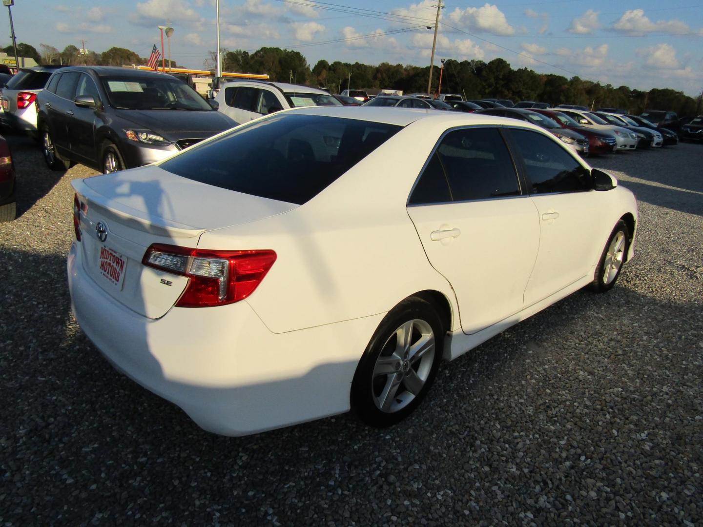 2013 White Toyota Camry SE (4T1BF1FK1DU) with an 2.5L L4 DOHC 16V engine, Automatic transmission, located at 15016 S Hwy 231, Midland City, AL, 36350, (334) 983-3001, 31.306210, -85.495277 - Photo#7
