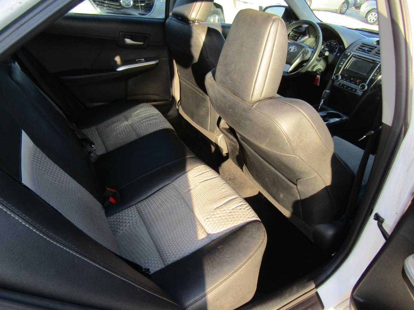 2013 White Toyota Camry SE (4T1BF1FK1DU) with an 2.5L L4 DOHC 16V engine, Automatic transmission, located at 15016 S Hwy 231, Midland City, AL, 36350, (334) 983-3001, 31.306210, -85.495277 - Photo#8