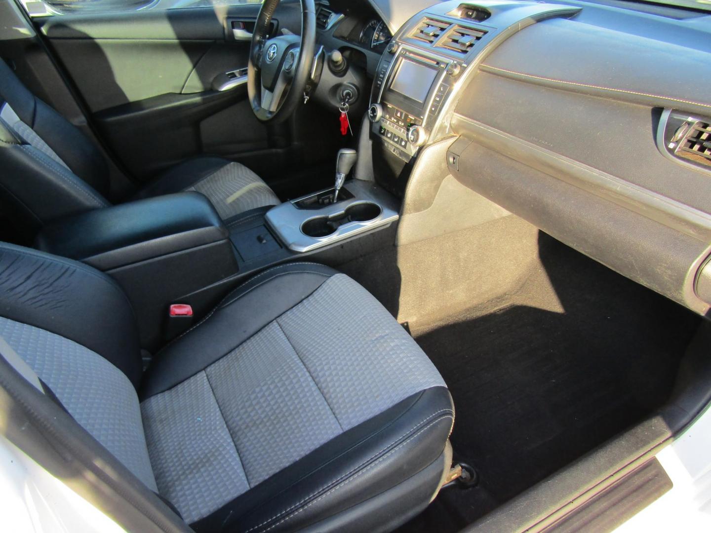 2013 White Toyota Camry SE (4T1BF1FK1DU) with an 2.5L L4 DOHC 16V engine, Automatic transmission, located at 15016 S Hwy 231, Midland City, AL, 36350, (334) 983-3001, 31.306210, -85.495277 - Photo#9