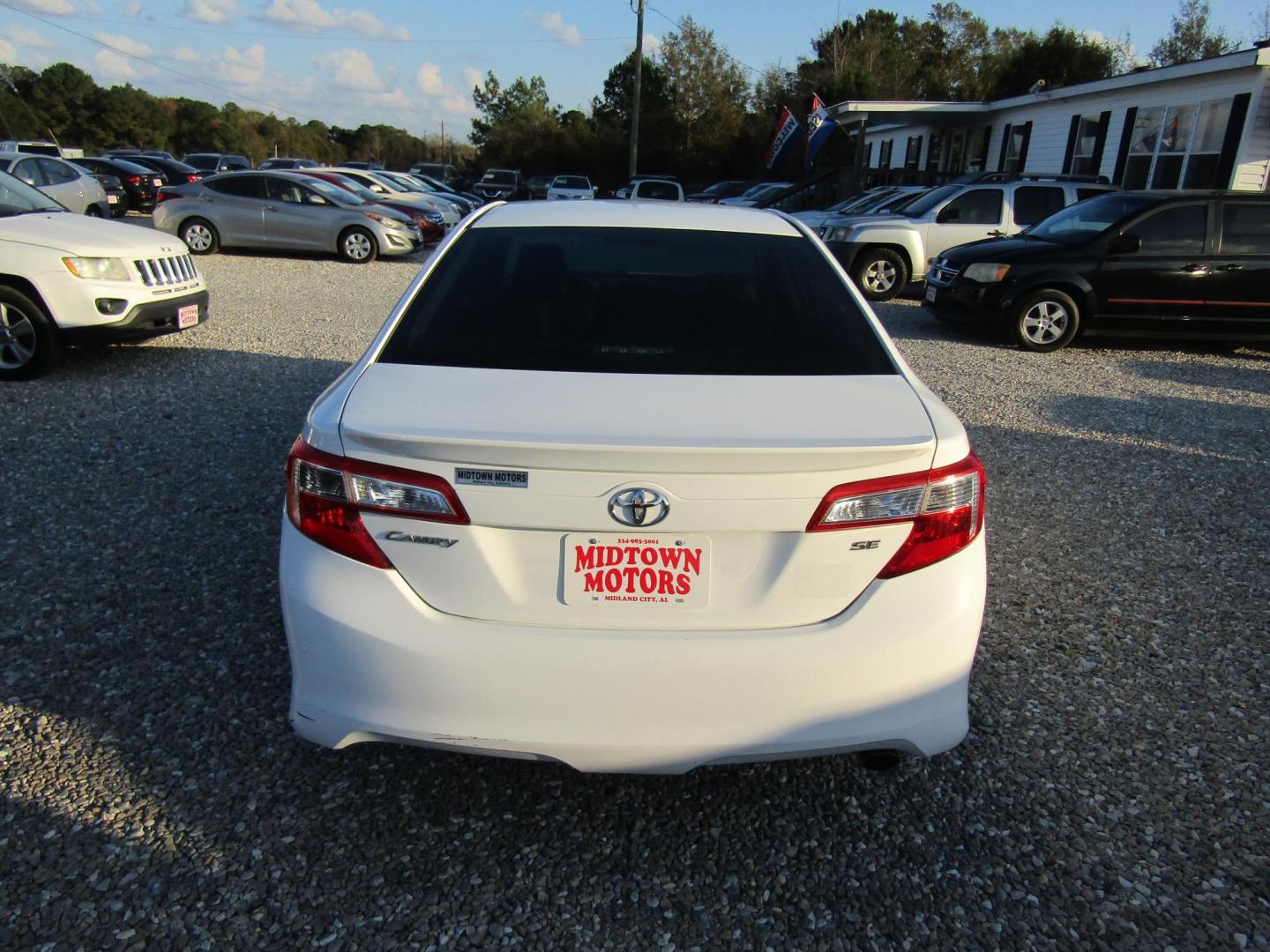 2013 White Toyota Camry SE (4T1BF1FK1DU) with an 2.5L L4 DOHC 16V engine, Automatic transmission, located at 15016 S Hwy 231, Midland City, AL, 36350, (334) 983-3001, 31.306210, -85.495277 - Photo#6
