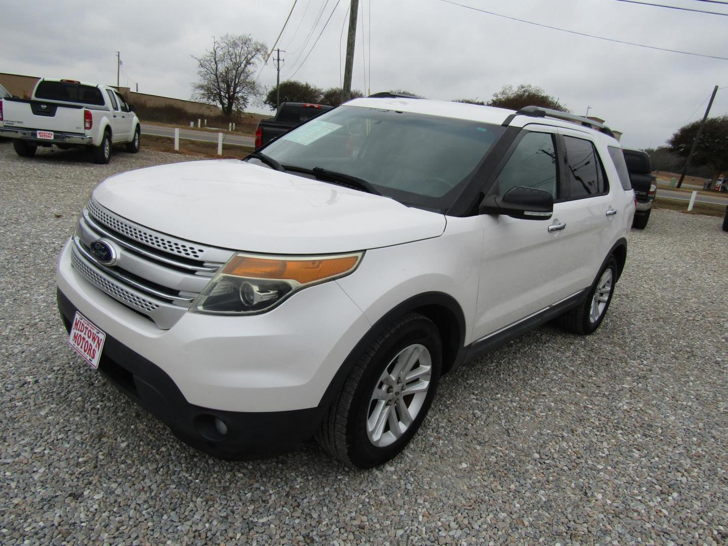 2015 White Ford Explorer XLT FWD (1FM5K7D88FG) with an 3.5L V6 DOHC 24V engine, Automatic transmission, located at 15016 S Hwy 231, Midland City, AL, 36350, (334) 983-3001, 31.306210, -85.495277 - Photo#2
