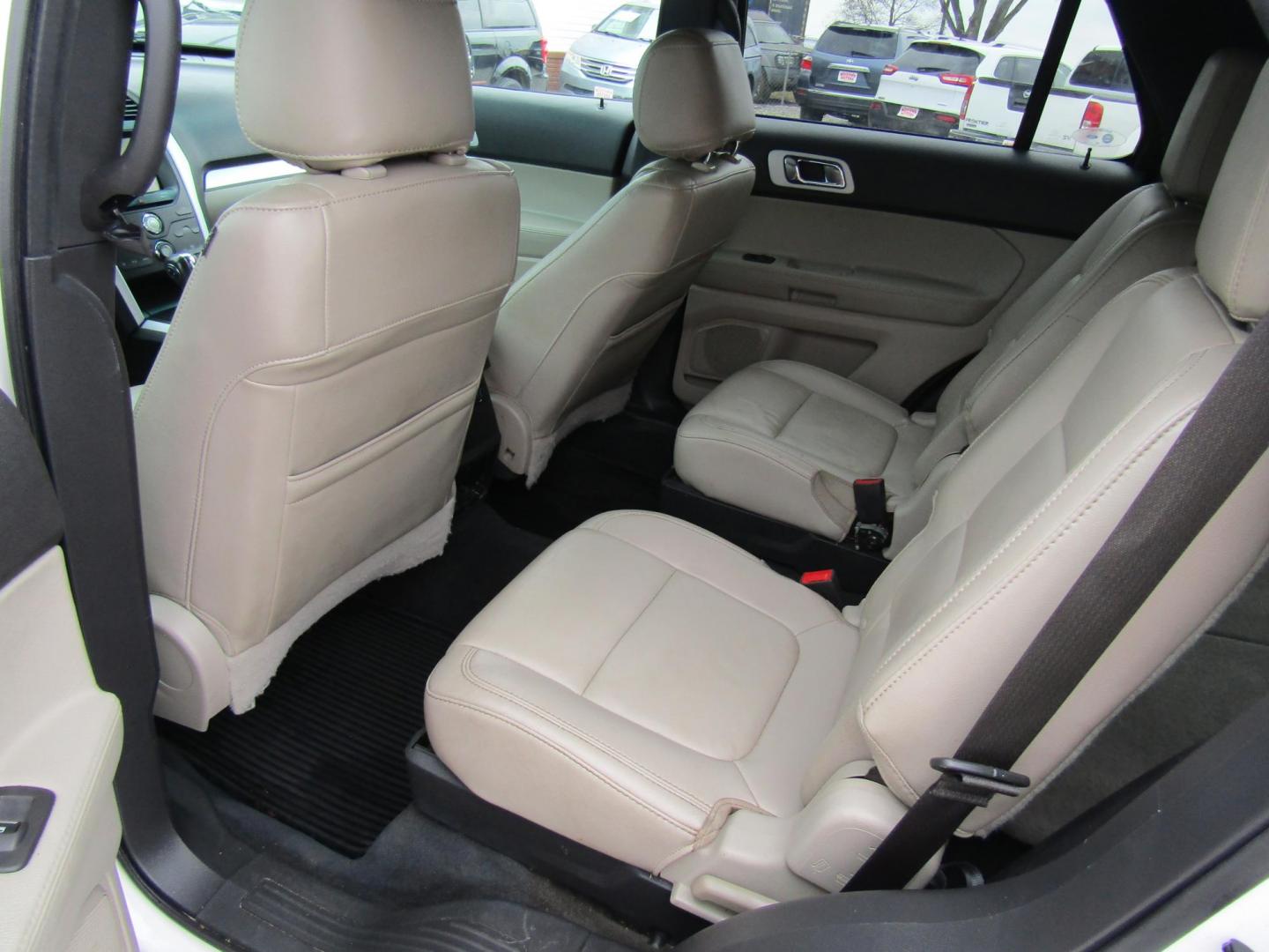 2015 White Ford Explorer XLT FWD (1FM5K7D88FG) with an 3.5L V6 DOHC 24V engine, Automatic transmission, located at 15016 S Hwy 231, Midland City, AL, 36350, (334) 983-3001, 31.306210, -85.495277 - Photo#4