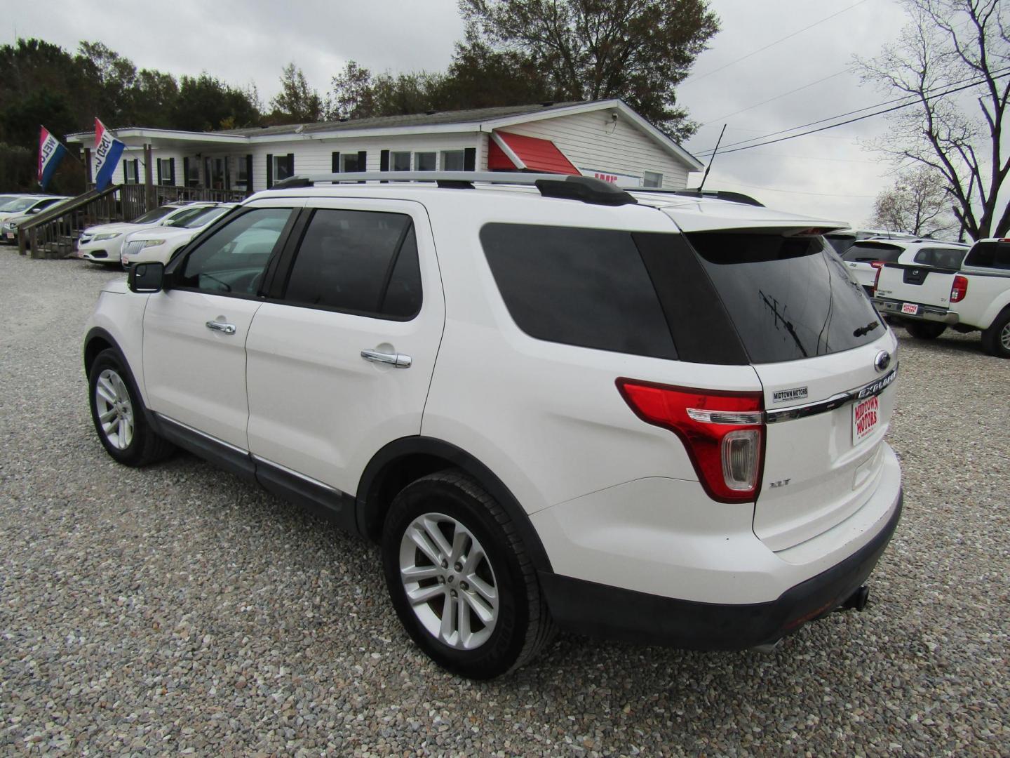 2015 White Ford Explorer XLT FWD (1FM5K7D88FG) with an 3.5L V6 DOHC 24V engine, Automatic transmission, located at 15016 S Hwy 231, Midland City, AL, 36350, (334) 983-3001, 31.306210, -85.495277 - Photo#5