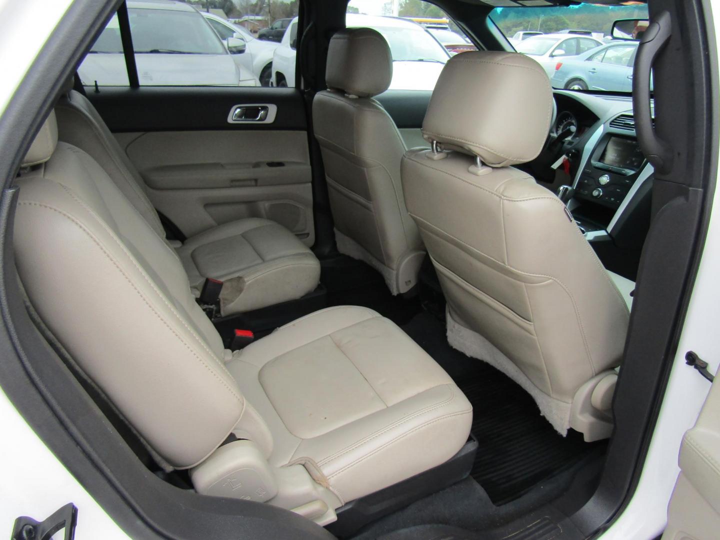 2015 White Ford Explorer XLT FWD (1FM5K7D88FG) with an 3.5L V6 DOHC 24V engine, Automatic transmission, located at 15016 S Hwy 231, Midland City, AL, 36350, (334) 983-3001, 31.306210, -85.495277 - Photo#8