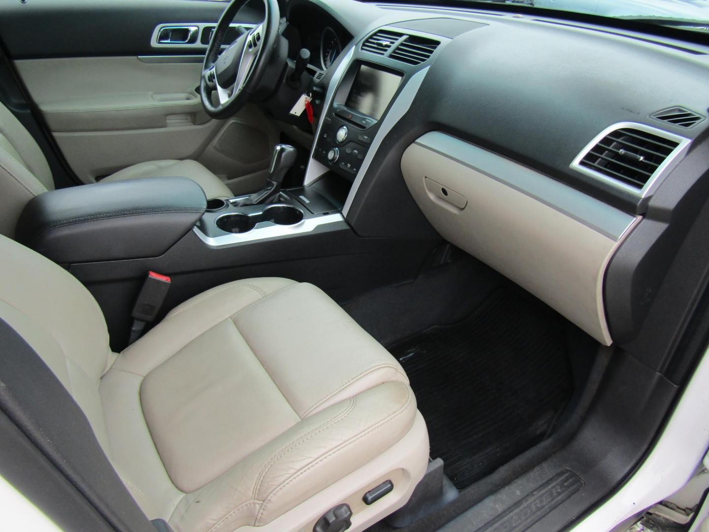 2015 White Ford Explorer XLT FWD (1FM5K7D88FG) with an 3.5L V6 DOHC 24V engine, Automatic transmission, located at 15016 S Hwy 231, Midland City, AL, 36350, (334) 983-3001, 31.306210, -85.495277 - Photo#9