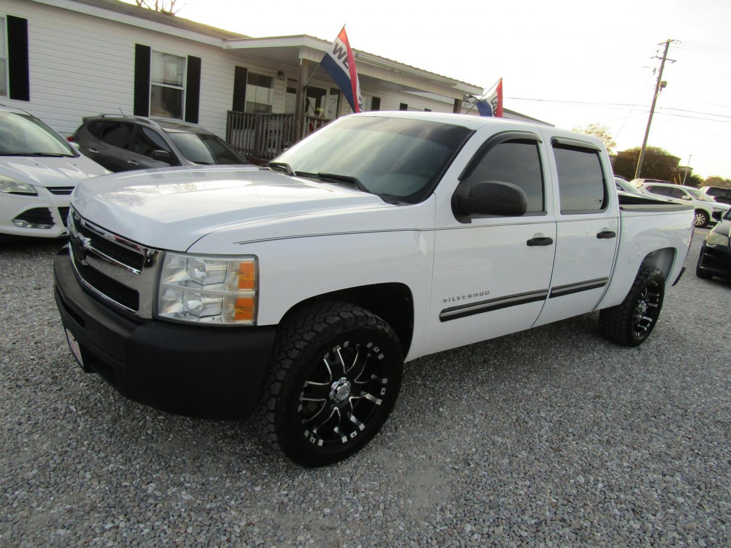 2012 White Chevrolet Silverado 1500 Work Truck Crew Cab Short Box 2WD (3GCPCPE0XCG) with an 5.3L V8 OHV 16V FFV engine, Automatic transmission, located at 15016 S Hwy 231, Midland City, AL, 36350, (334) 983-3001, 31.306210, -85.495277 - Photo#2
